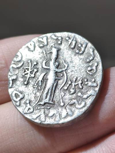 精品印度塞克阿泽斯二世四德拉克马银币，正面是国王骑马形象背面是雅典娜手持长矛，铭文清晰，品相漂亮，目前国外价格此品相已达到150欧元以上