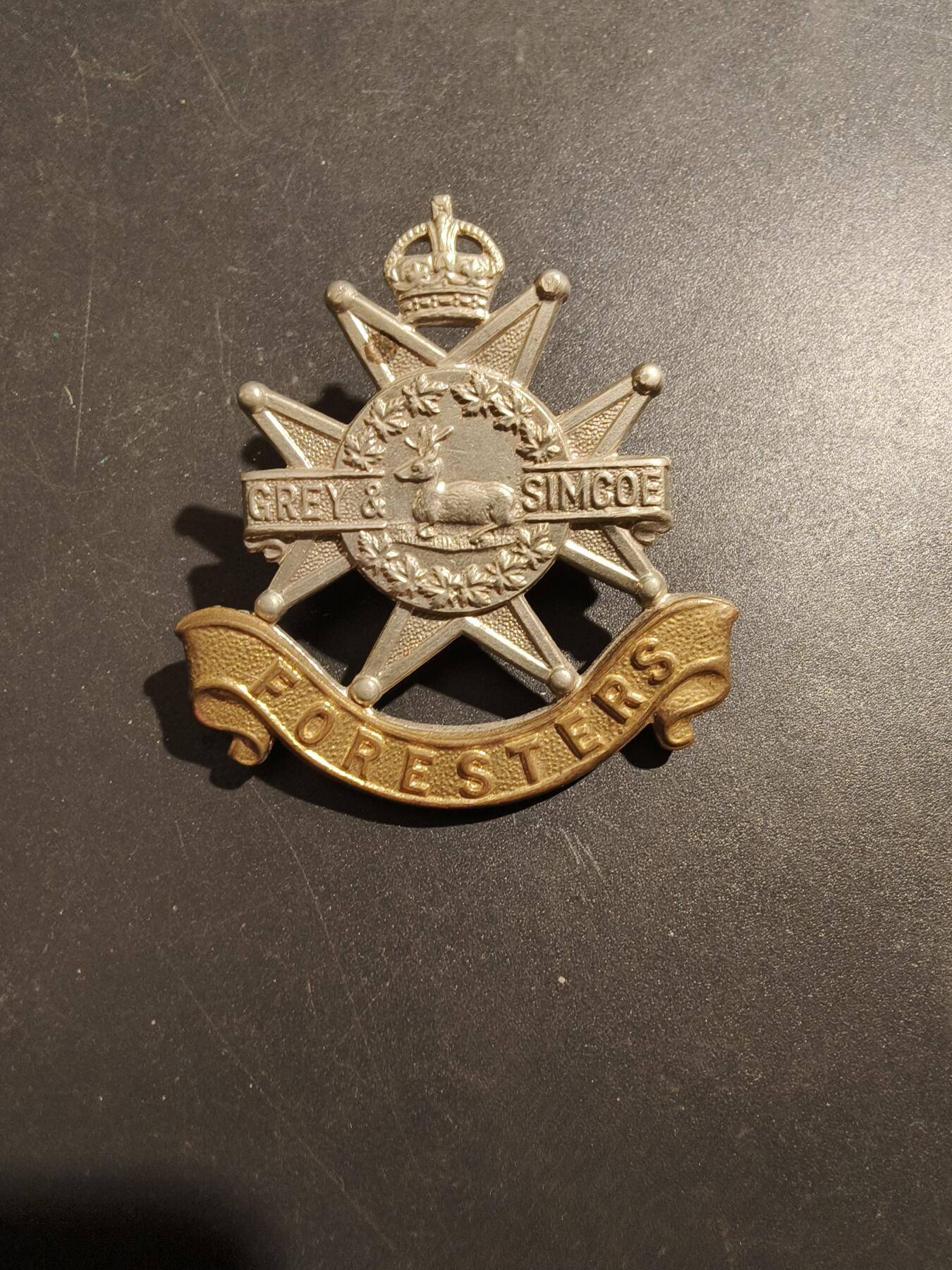 老王徽章第181期 英联邦加拿大灰与西姆科森林团帽徽     一战时期     该团的历史可以追溯到1866 年，由位于安大略省的两个独立步枪公司合并而成