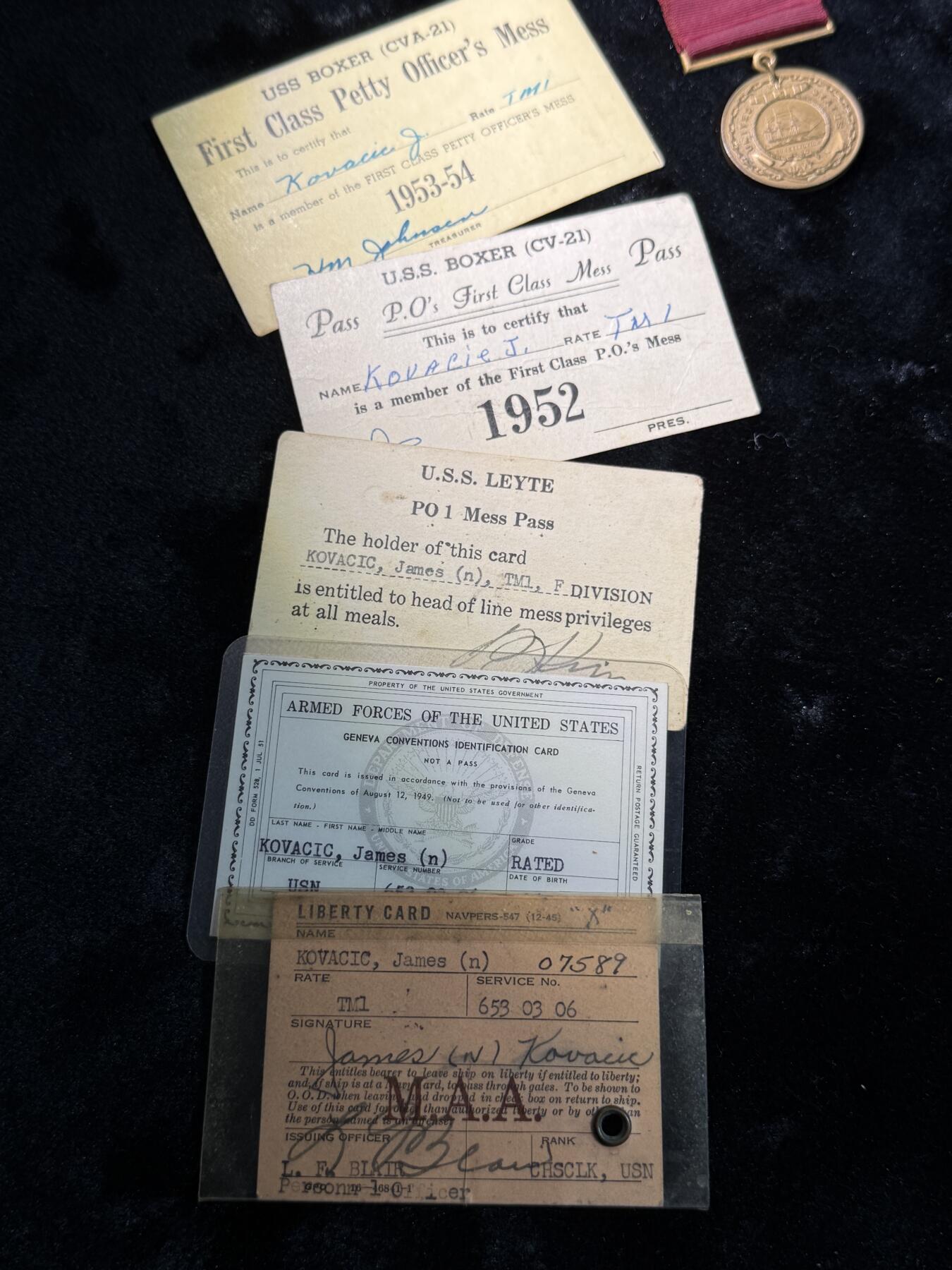 欢庆春节！戎马世界章牌大赏第111期春节大拍 美国海军奖章套章，包括良好服役奖章、本土防御奖章以及朝鲜战争奖章，附带得主在不同舰船服役时的就餐卡与圣经