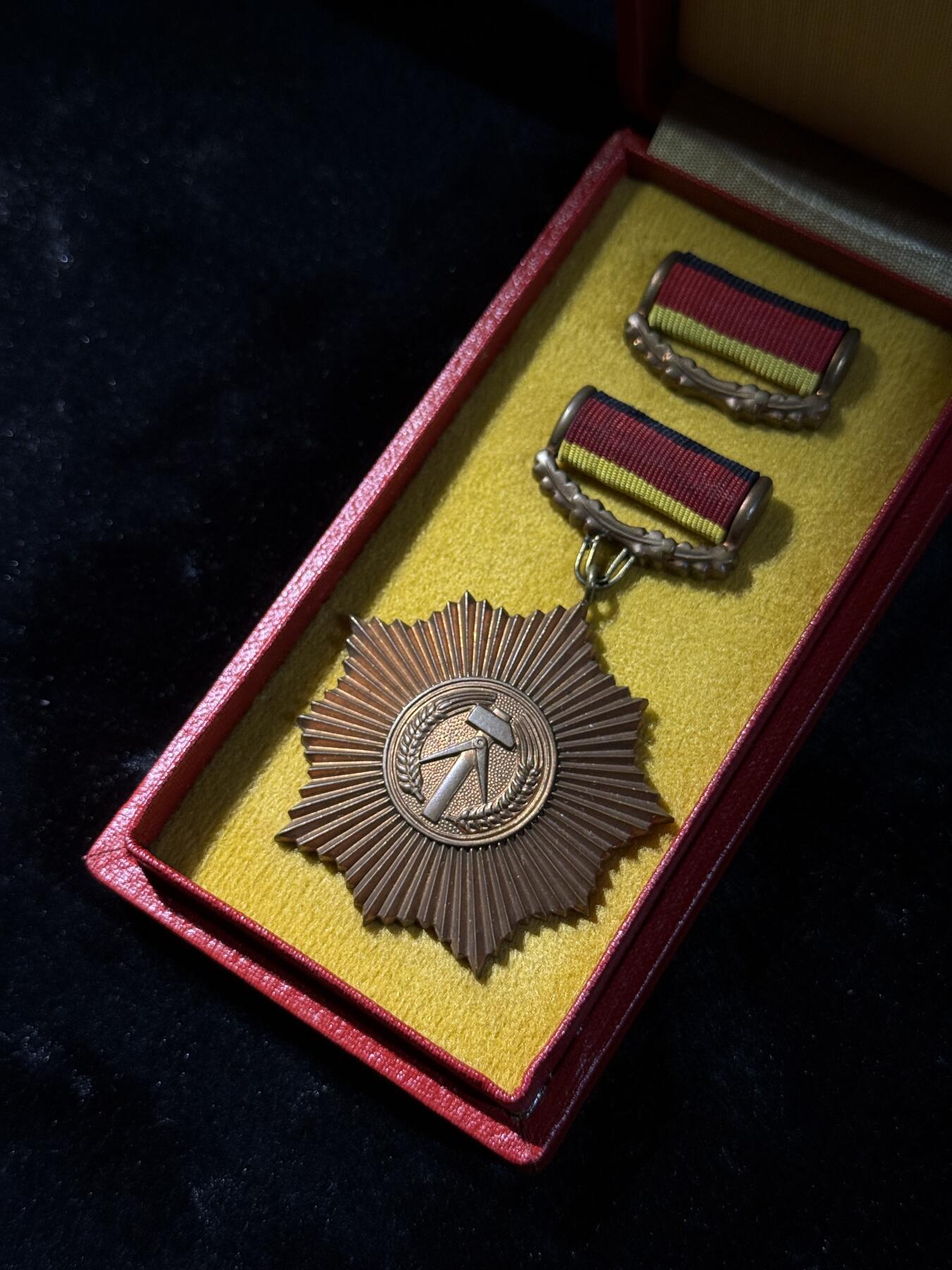 欢庆春节！戎马世界章牌大赏第111期春节大拍 东德铜级祖国功勋勋章，盒略齐全，早期手提挂版