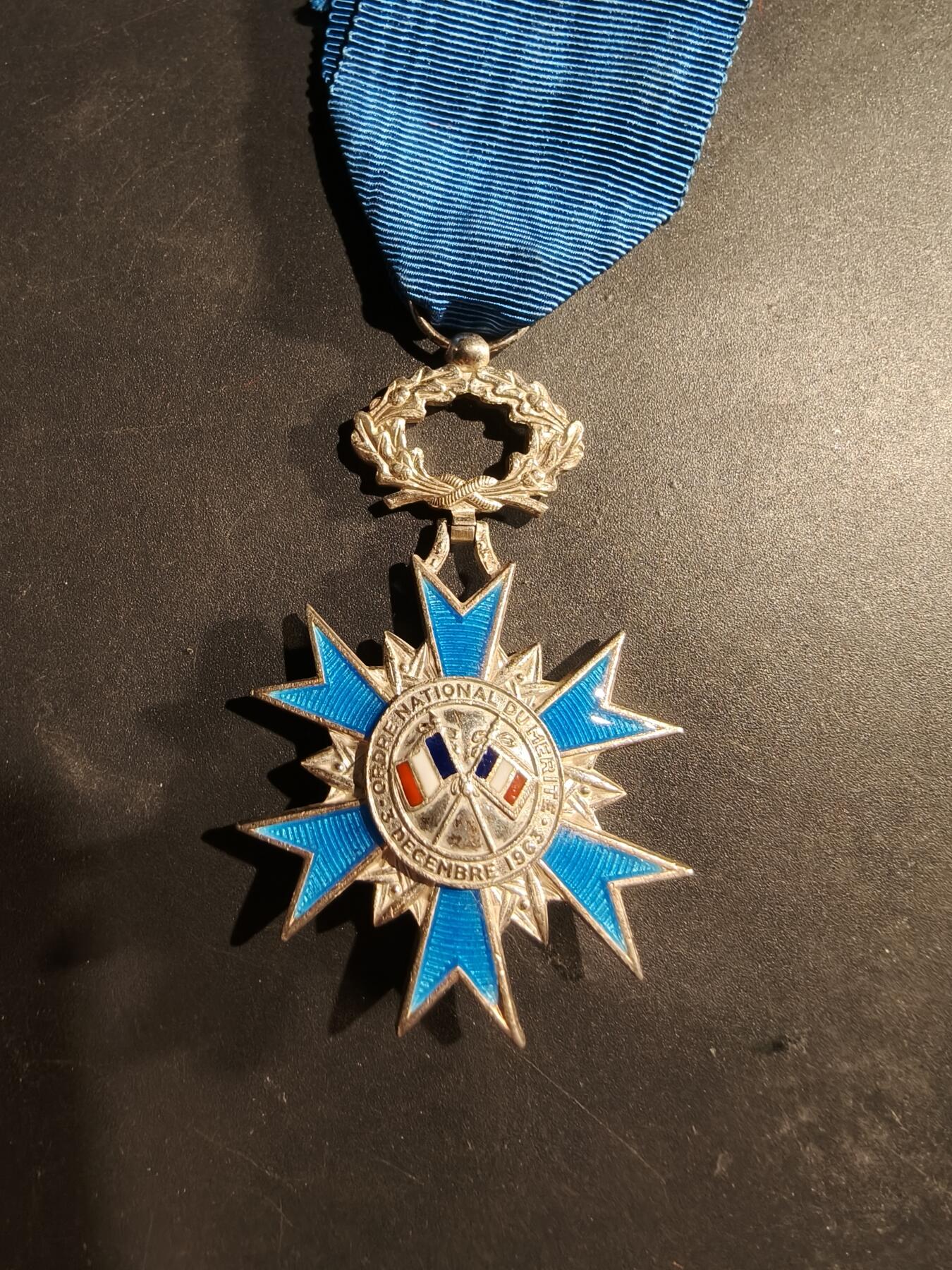 老王徽章第181期 法国骑士级国家功勋勋章    原盒    早期950银质珐琅     24.4g