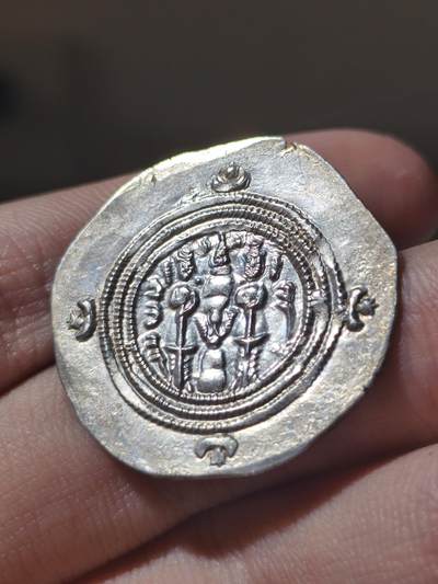 古波斯萨珊帝国 1德拉克马 库思老二世 萨珊入门必买的藏品之一，这位基本上不需要过多介绍，懂的都懂，版式以大版本来看分为翅冠、球冠、正脸版，目前最常见的为翅冠版