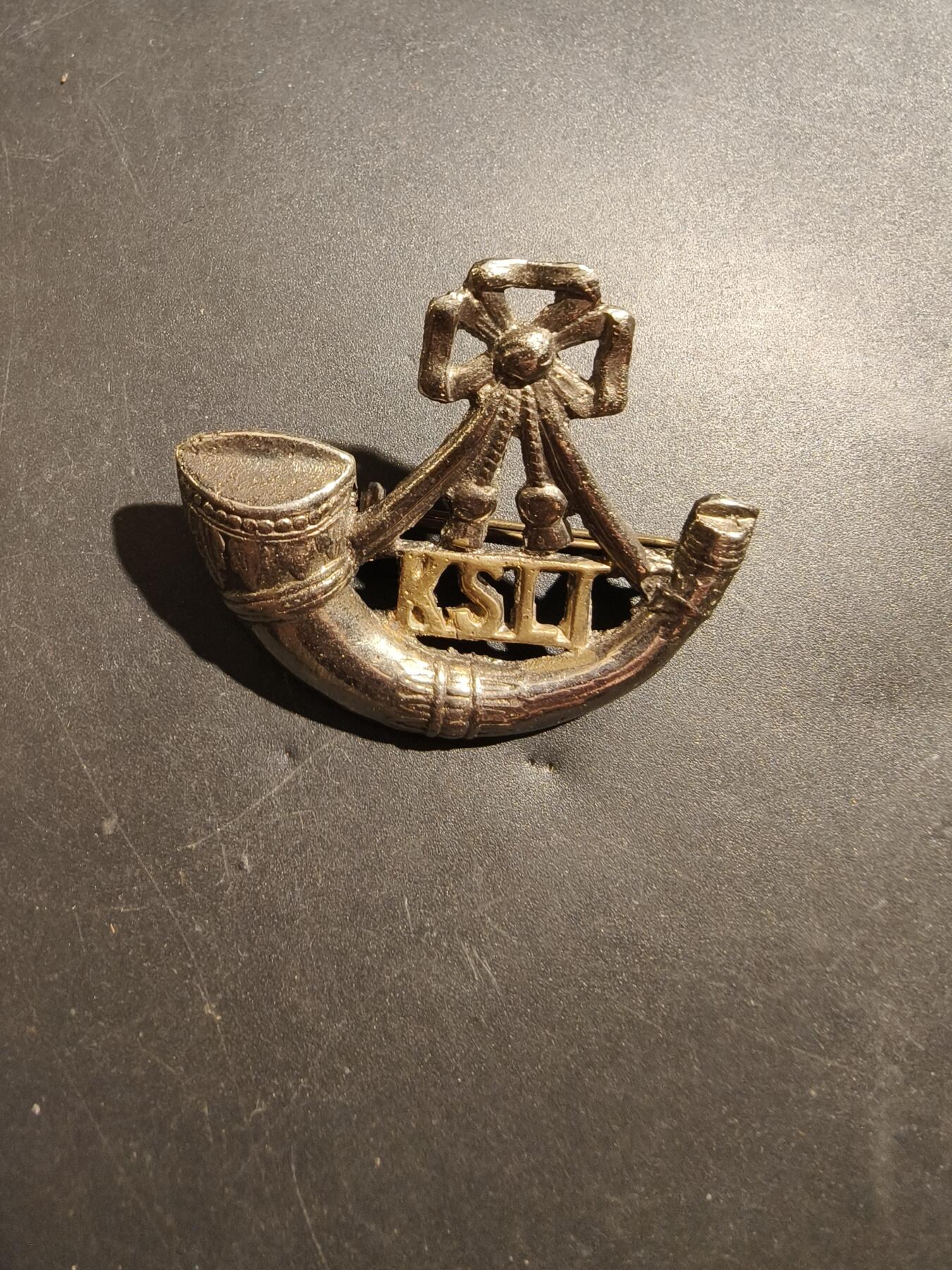 老王徽章第181期 英国国王轻步兵团帽徽    二战时期