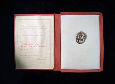 欢庆春节！戎马世界章牌大赏第111期春节大拍 - 集体版东德国家人民军成就证章 1981年授予第五机动导弹技术基地（BRTB-5）火炮技术中队，由第五军区司令Manfred Gehmert中将签发。