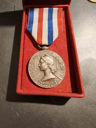 老王徽章第181期 - 法国银级铁路服务奖章    1962年实发   原盒