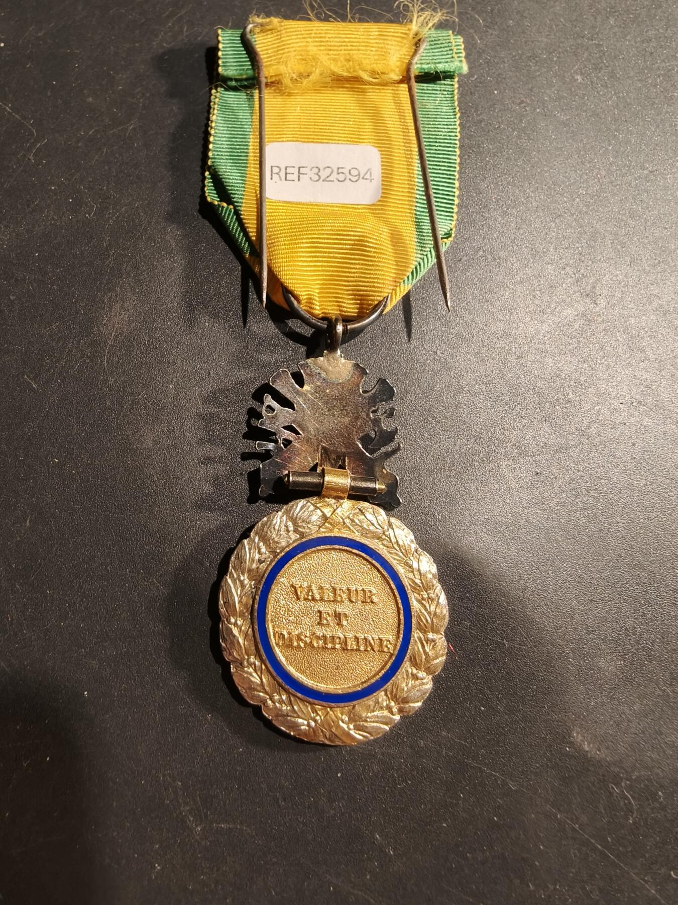 老王徽章第181期 法国军事奖章   三共时期    950银镀金珐琅   原盒皮盒    19.8g