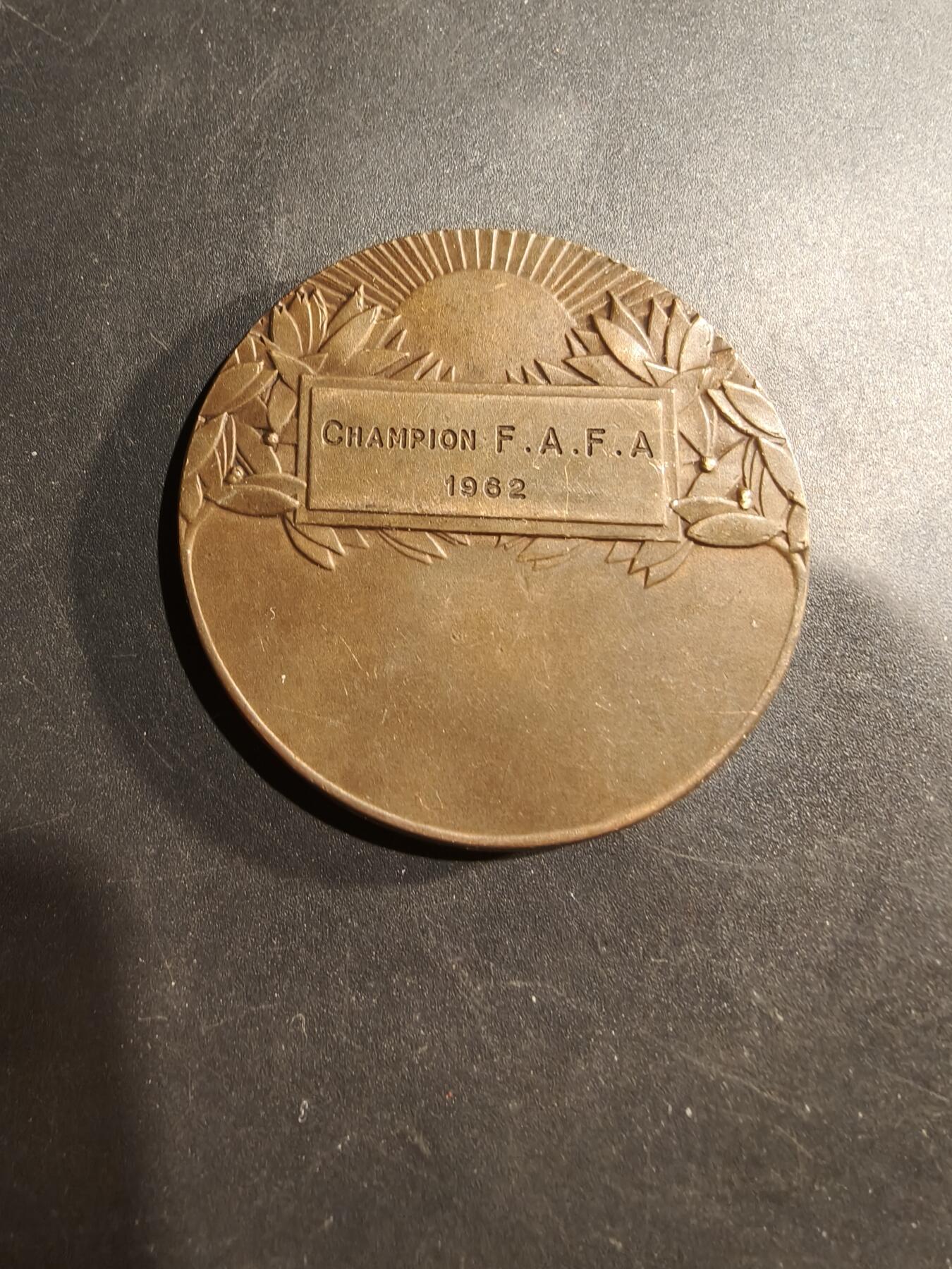 老王徽章第181期 法国篮球运动大铜章    直径50mm    重量56g