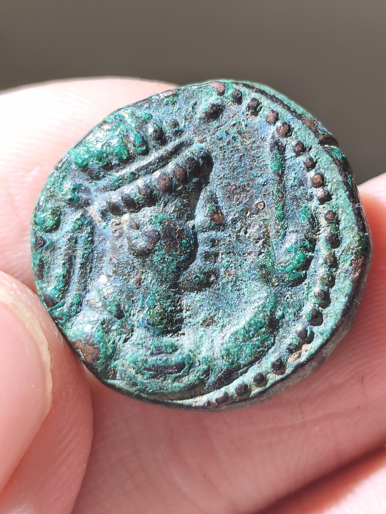 星盘世界钱币二月二十一日初五 世界古典币春节精品大拍 祝各位藏友马年大吉-新年新气象！ 精品！贵霜帝国 - 无名王铜币 仅写有希腊化称谓无人名故为无名王 根据贵霜王表以及时间对比 可能就为威马塔克土 品相非常漂亮，绿色皮壳