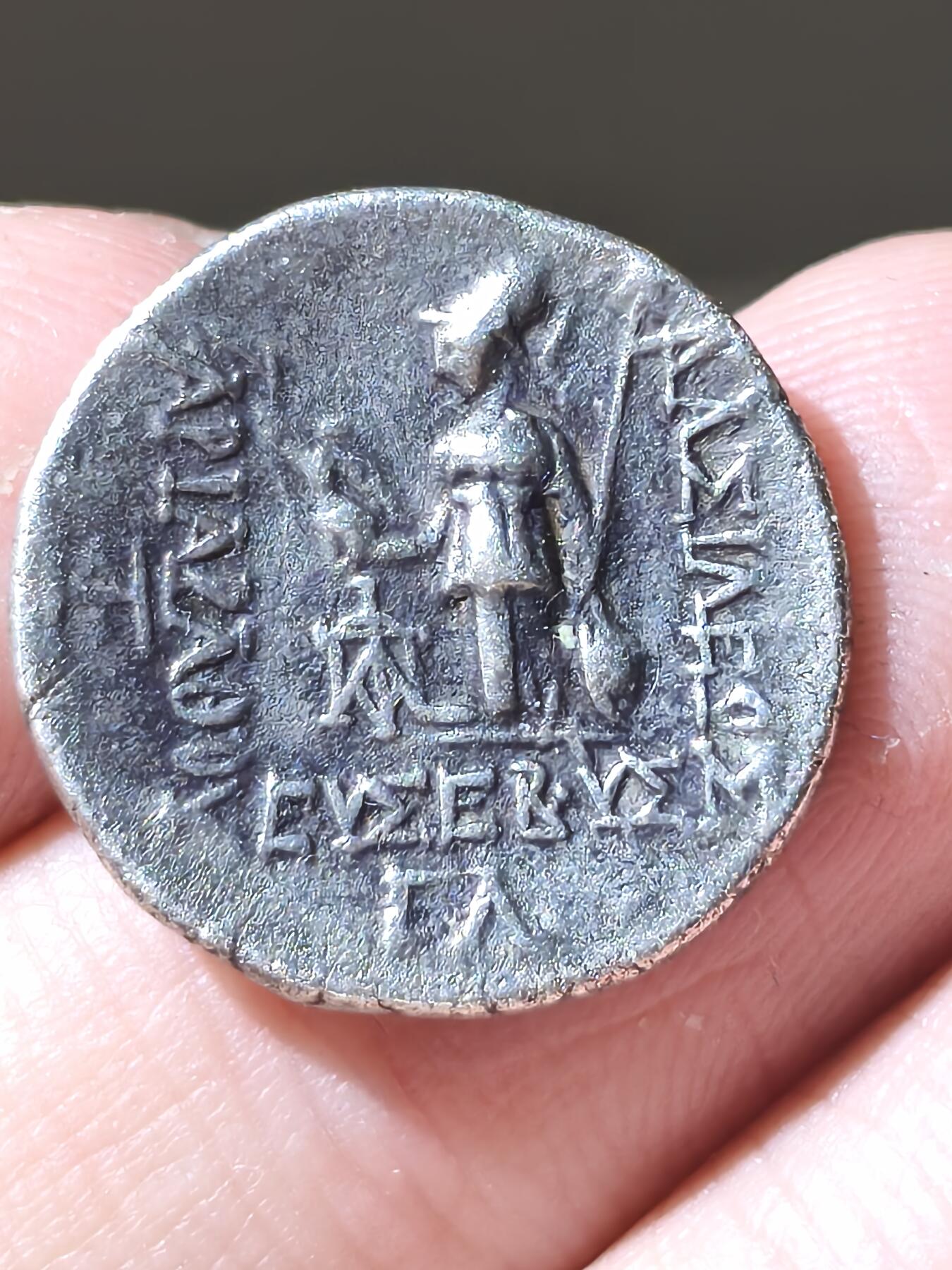 星盘世界钱币二月二十一日初五 世界古典币春节精品大拍 祝各位藏友马年大吉-新年新气象！ 高浮雕美品！卡帕多西亚-阿里阿拉特斯5世 1德拉克马银币 约前131年 背面雅典娜站像 底下写有纪年 他是卡帕多西亚雄主之一 尺寸大质量高