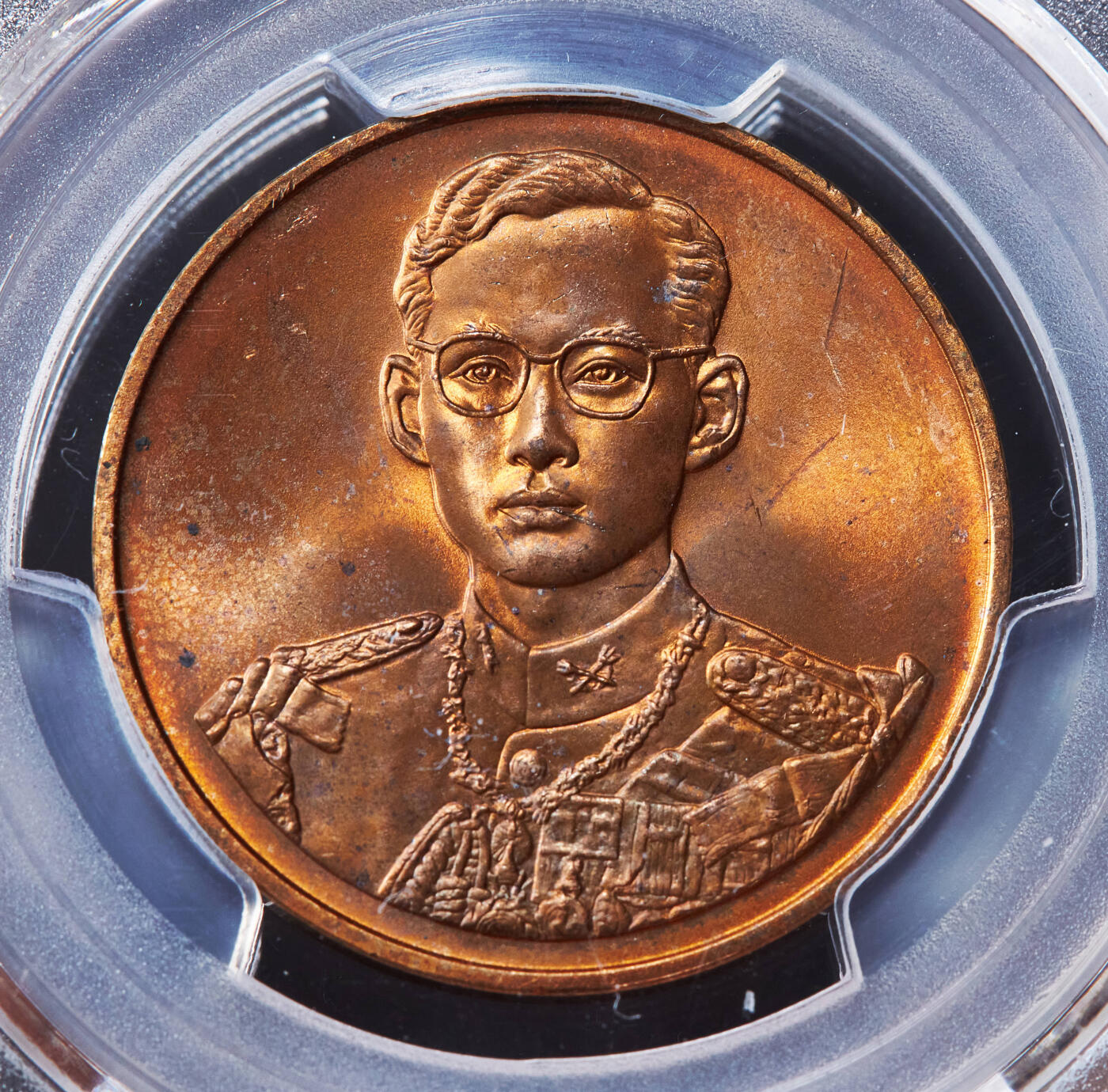 【俄甄集藏】马年新春第一拍 2026年(048)02-25星期三 晚 19:30 全场包邮 泰国1996年拉玛九世国王登基金禧造币厂纪念铜章，PCGS MS64RD，原铜光