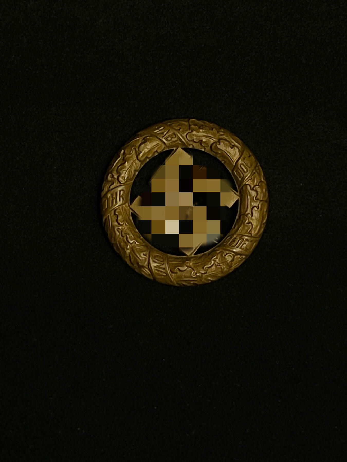 杂勋专场 德国德三NSDAP慕尼黑大区1933年徽章，正面“UND IHR HABT DOCH GESIEGT”铭文（与血章铭文一致，为纪念慕尼黑啤酒馆政变口号），背打DESCHLER & SOHN， MÜNCHEN 9（著名的1厂），罕见，极品，纯铜，直径约3.6厘米，别针原焊，大区是党内划分行政区，大区领袖由画家直接认命，只对画家负责