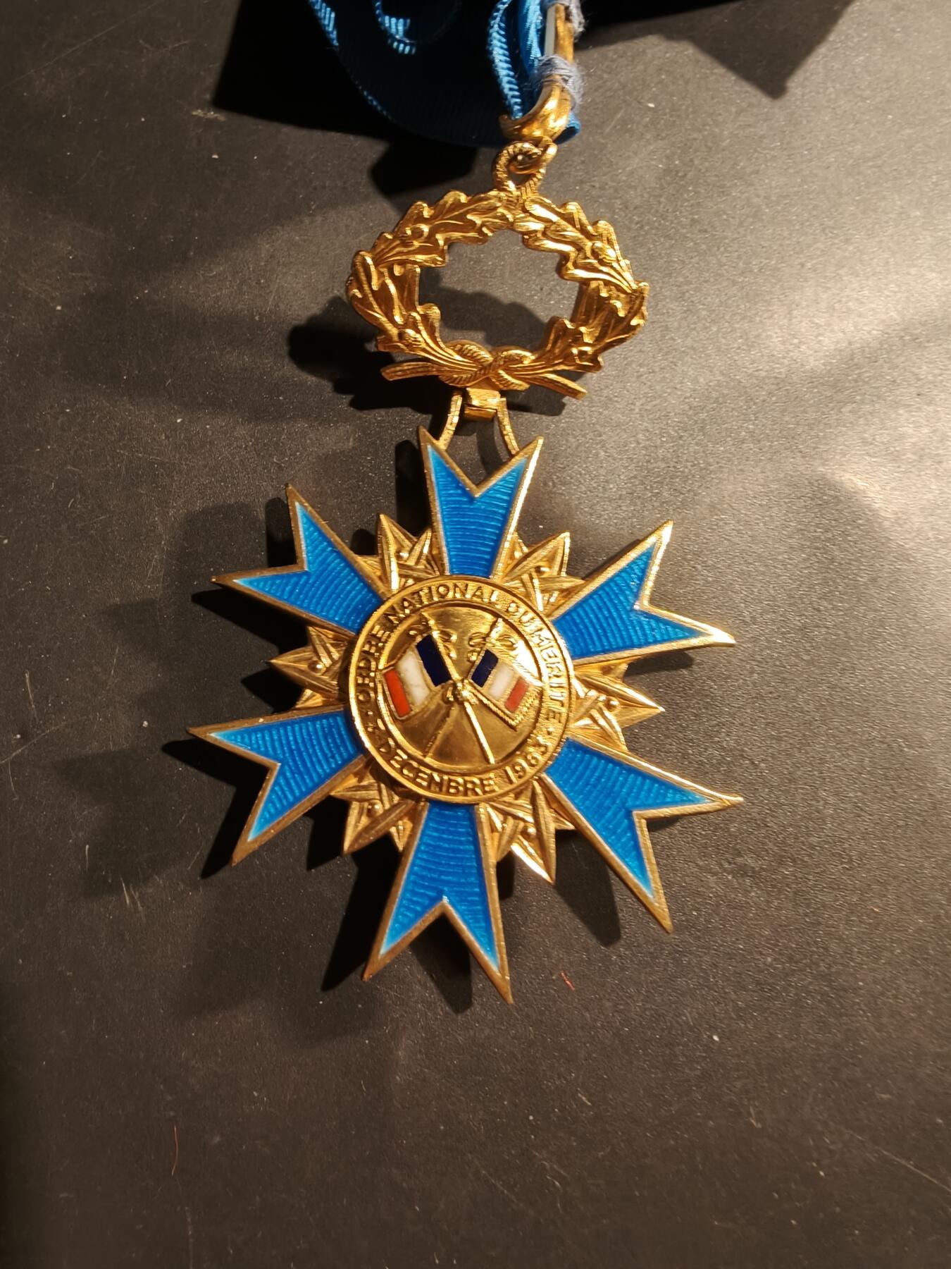 老王徽章第181期 法国指挥官级国家功勋勋章    原盒好品珐琅    925银镀金     章重74.9g
