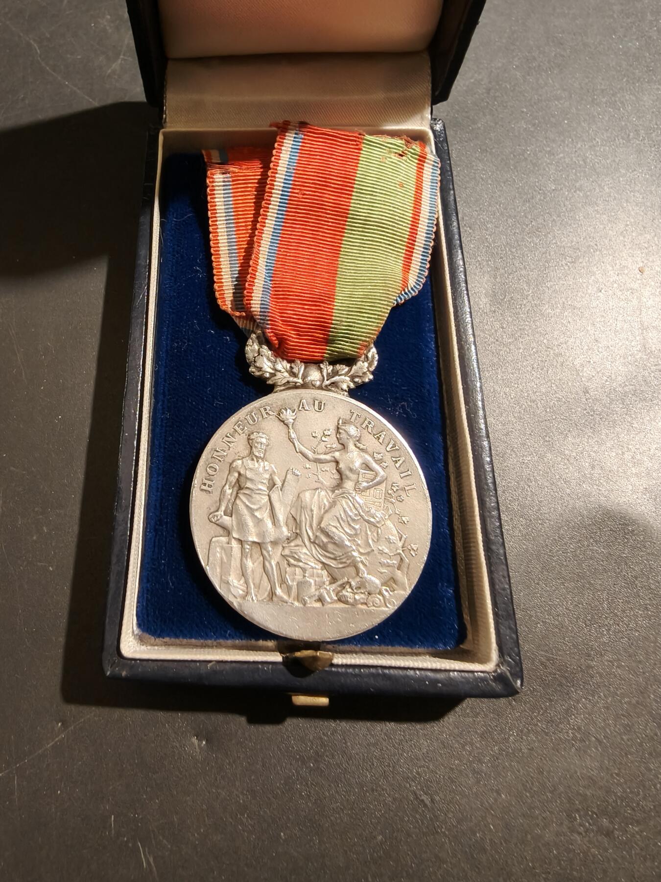 老王徽章第181期 法国银级工商总工会服务奖章    原盒实发    1900-1922二十二周年服务