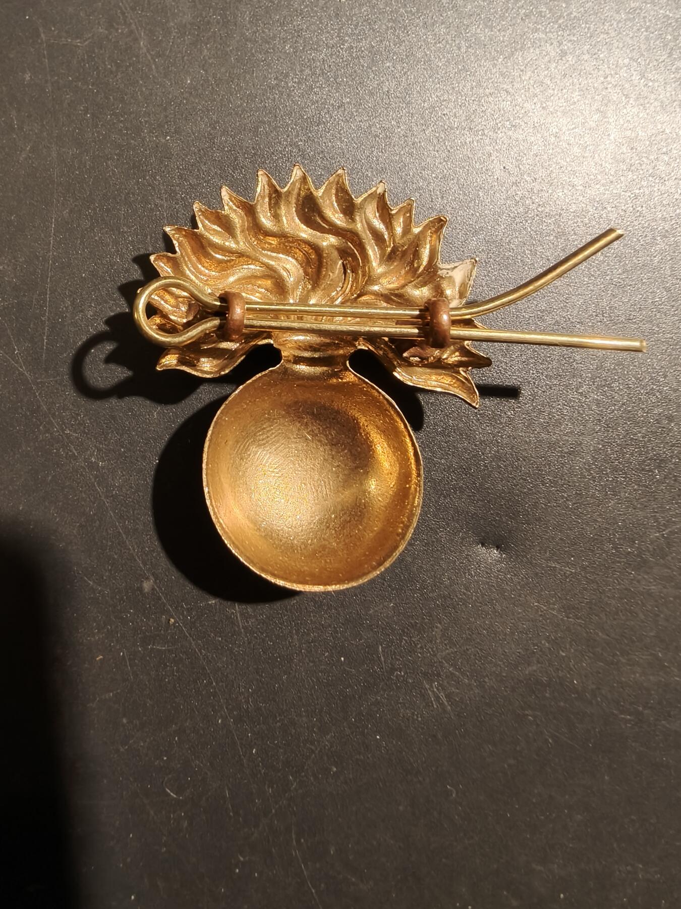 老王徽章第181期 英国近卫掷弹步兵团帽徽    一战时期