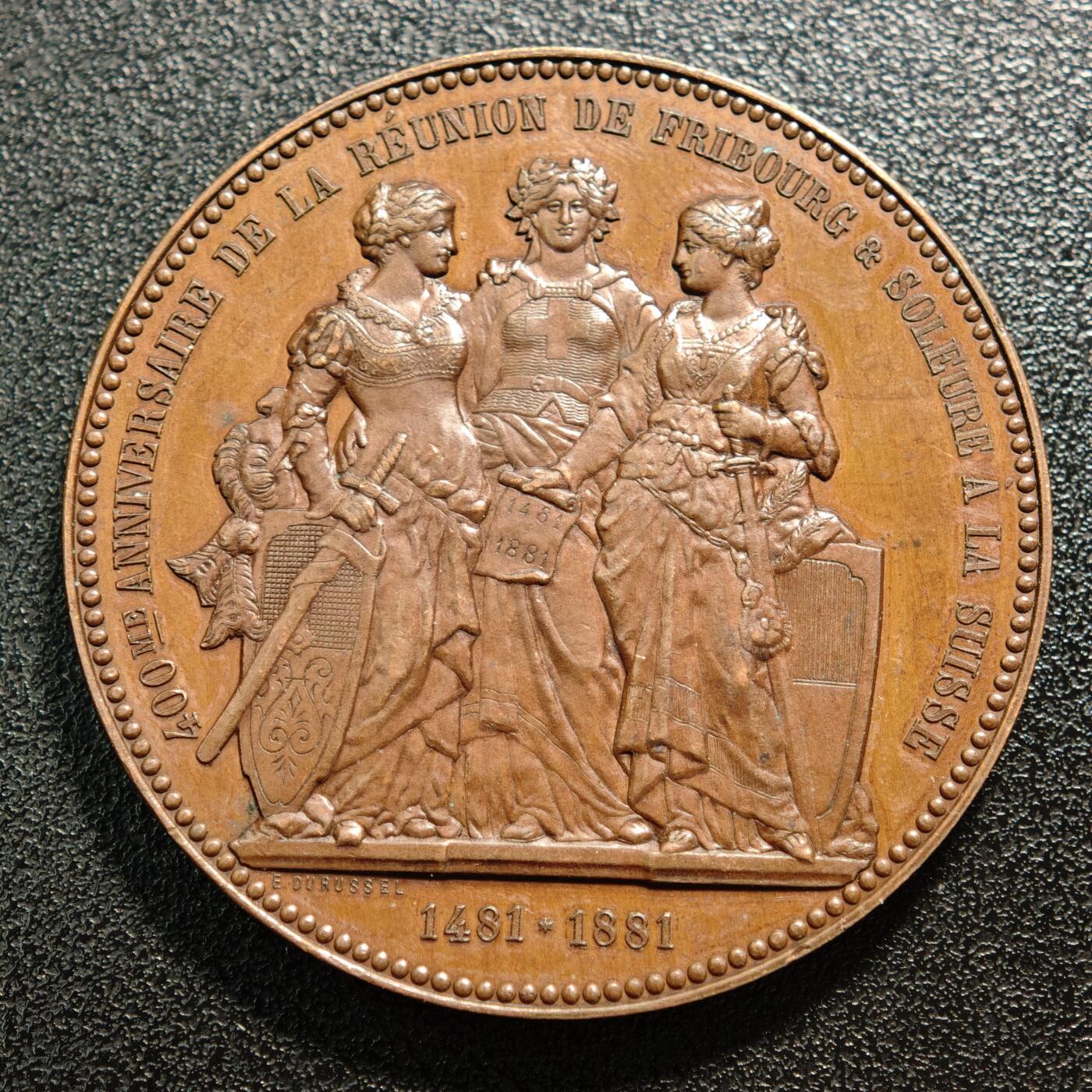【德藏】世界币章拍卖第165期（拍品征集中~欢迎藏友联系） 1881年 瑞士弗里堡与索洛图恩结盟400周年三女神高浮雕纪念铜章 顶部有孔 直径约：47.2mm；重约：51.7g