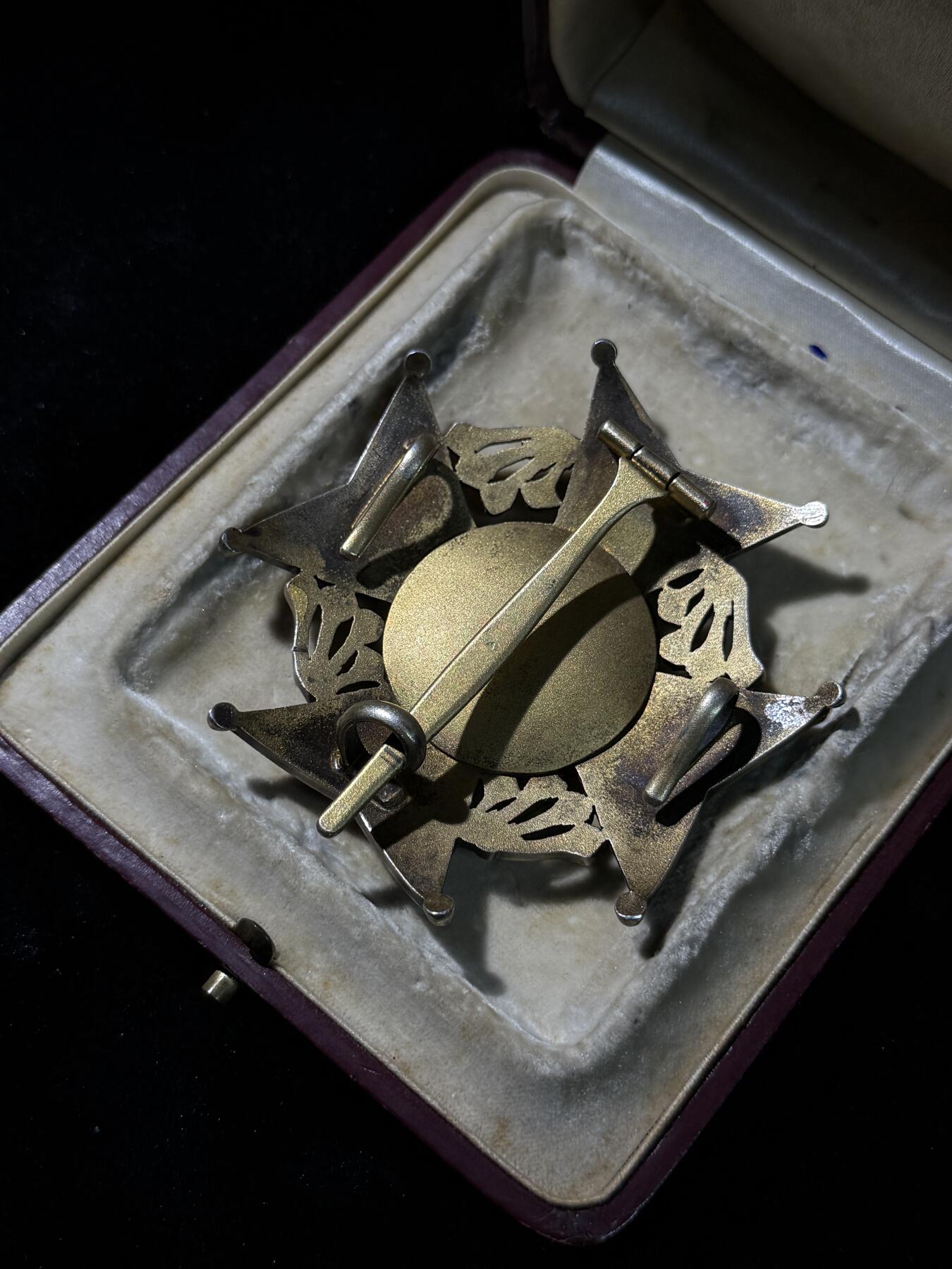 欢庆春节！戎马世界章牌大赏第111期春节大拍 玻利维亚安第斯秃鹫勋章星芒章，银制，法国亚瑟贝特朗制造，珐琅有损