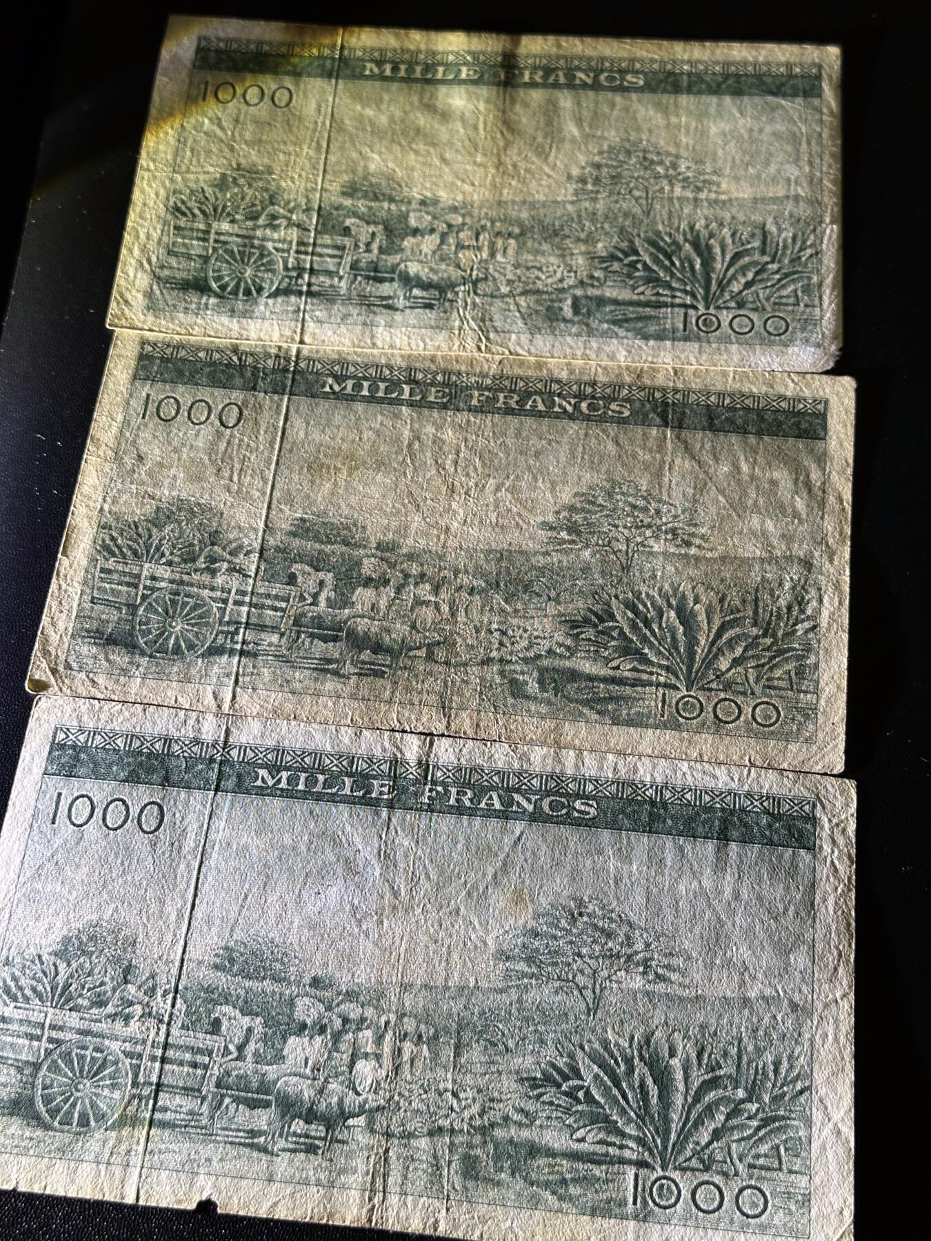 《外钞收藏家》第六百一十期（新年假期场/年后快递恢复正常再发货）（长期征集拍品、欢迎藏友们联系合作） 几内亚100法郎 三张一起 非全新 品相如图