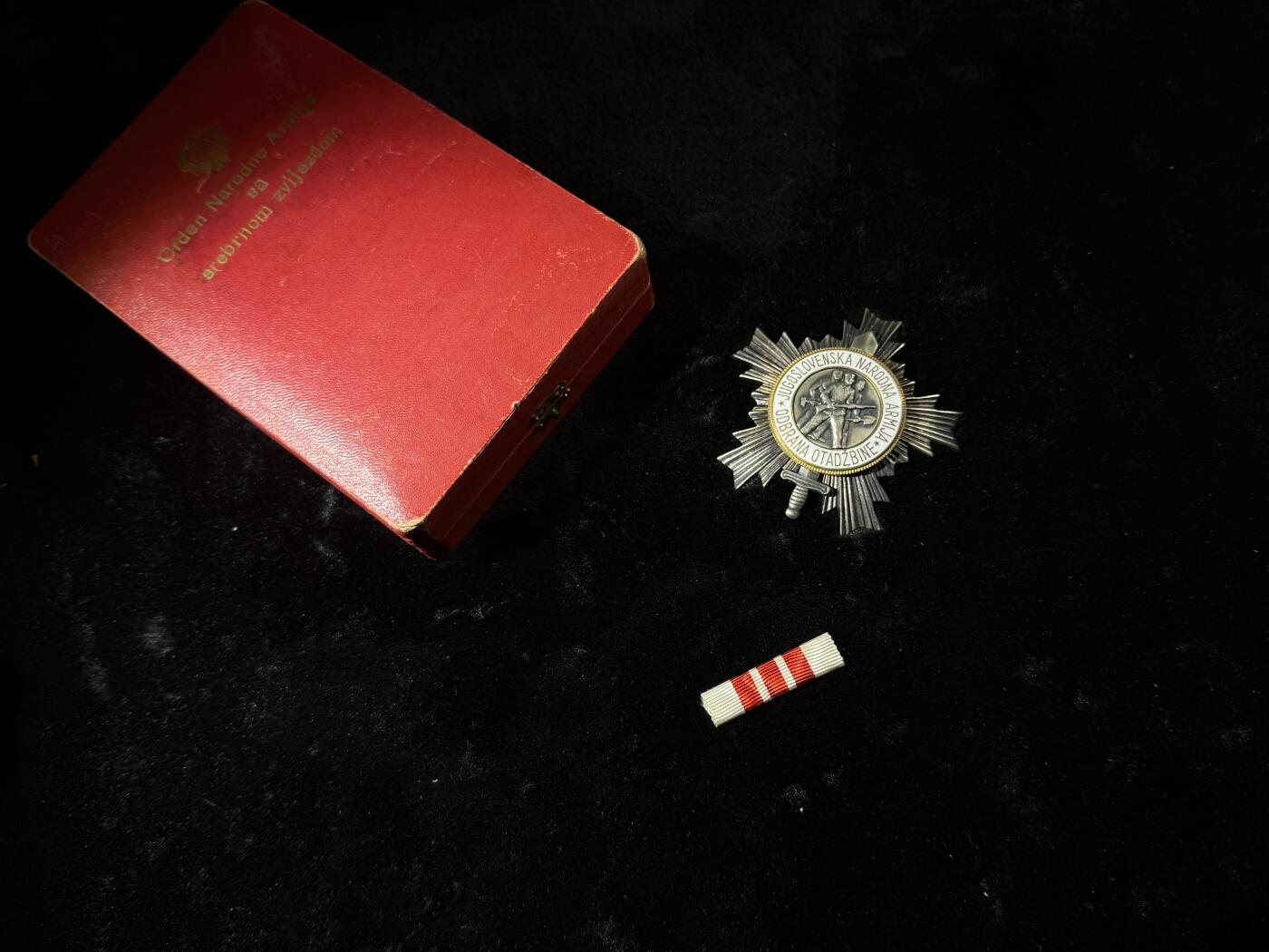 欢庆春节！戎马世界章牌大赏第111期春节大拍 南斯拉夫三级人民军勋章，银制，早期滚边礼盒薄章体版本，盒扣缺失