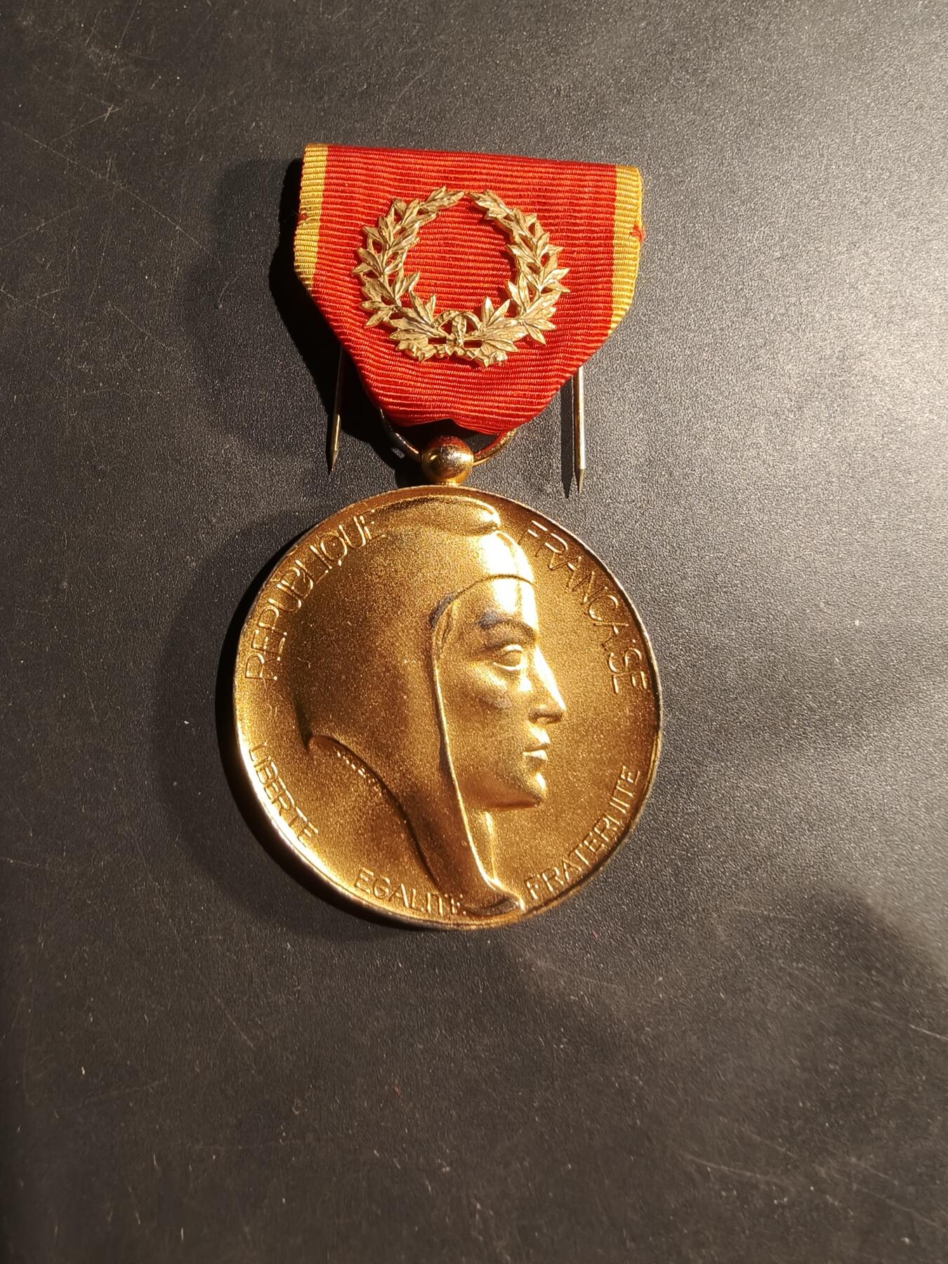 老王徽章第181期 法国金级东方工业协会奖章    金棕榈勋饰   800银镀金    37.9g