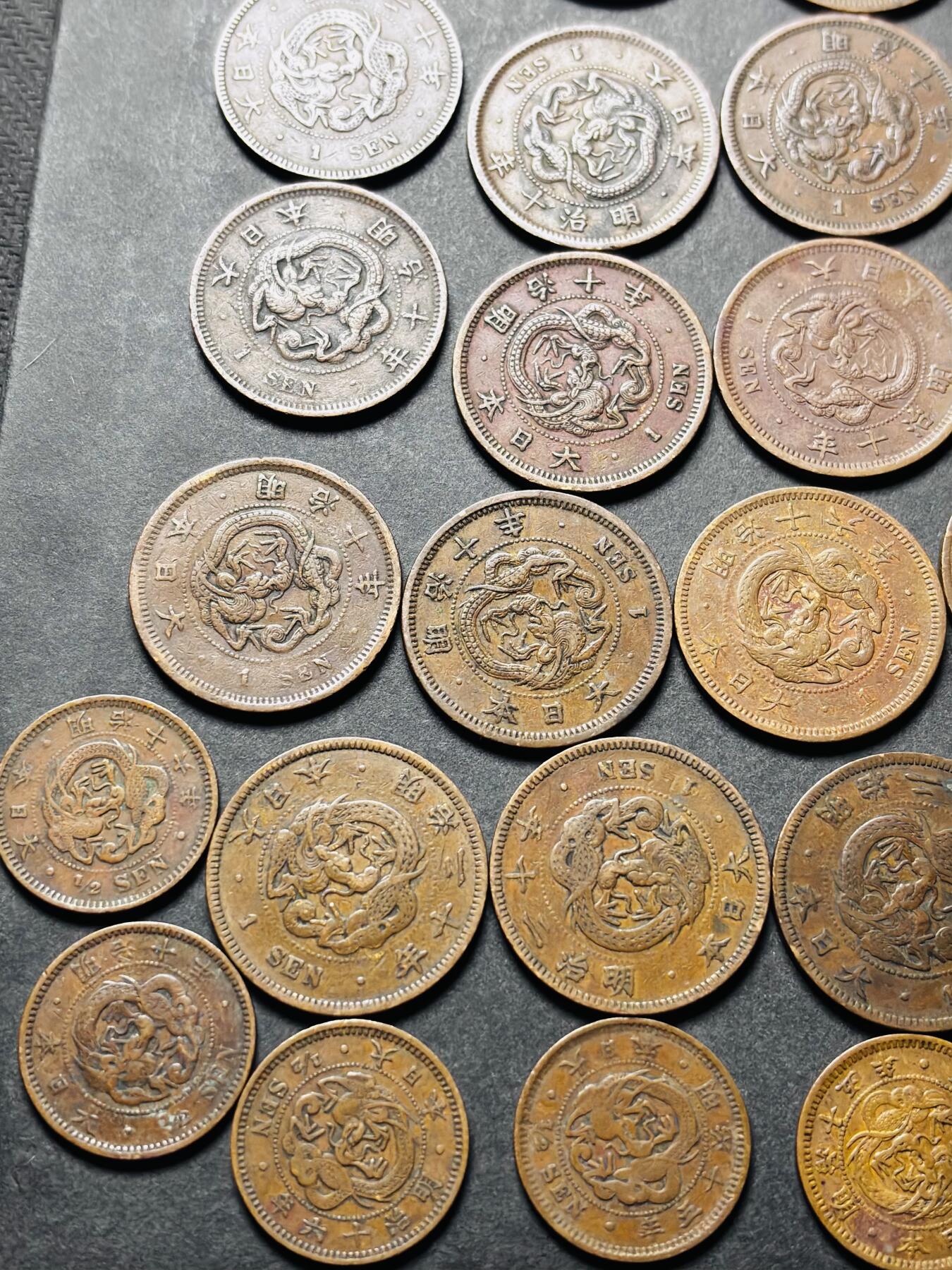 【金马踏春，泉马奔腾】2026 年新年贺岁场，（定于年初五接财神截拍）祝各位老板马到成功，马上有钱，愿岁岁平安喜乐顺遂 巧克力包浆极美品，日本明治时期龙一钱，半钱铜板 38 枚，细节看图