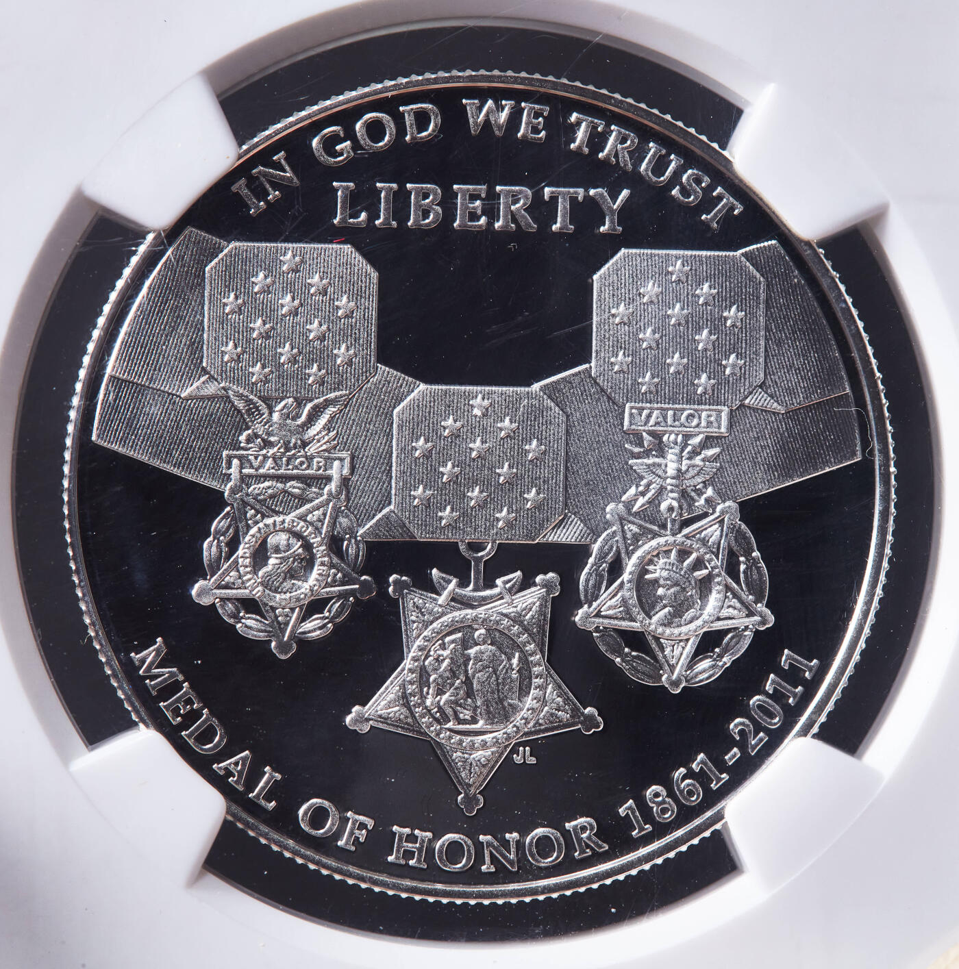 【俄甄集藏】马年新春第一拍 2026年(048)02-25星期三 晚 19:30 全场包邮 美国2011年P版纪念海陆空荣誉勋章颁发150周年1美元精制大银币，NGC PF69UC，早期标签，重26.73克，900银，设计精美