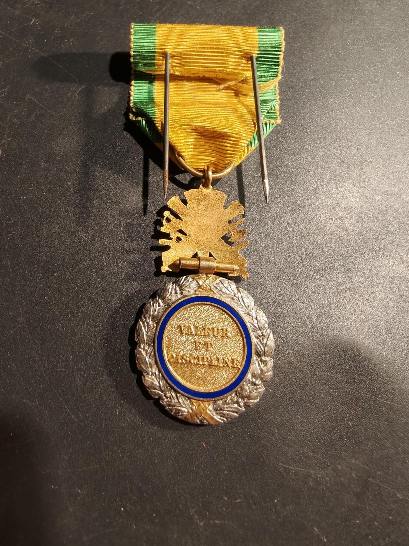 老王徽章第181期 法国军事奖章   三共时期    950银镀金珐琅   原盒   21.2g