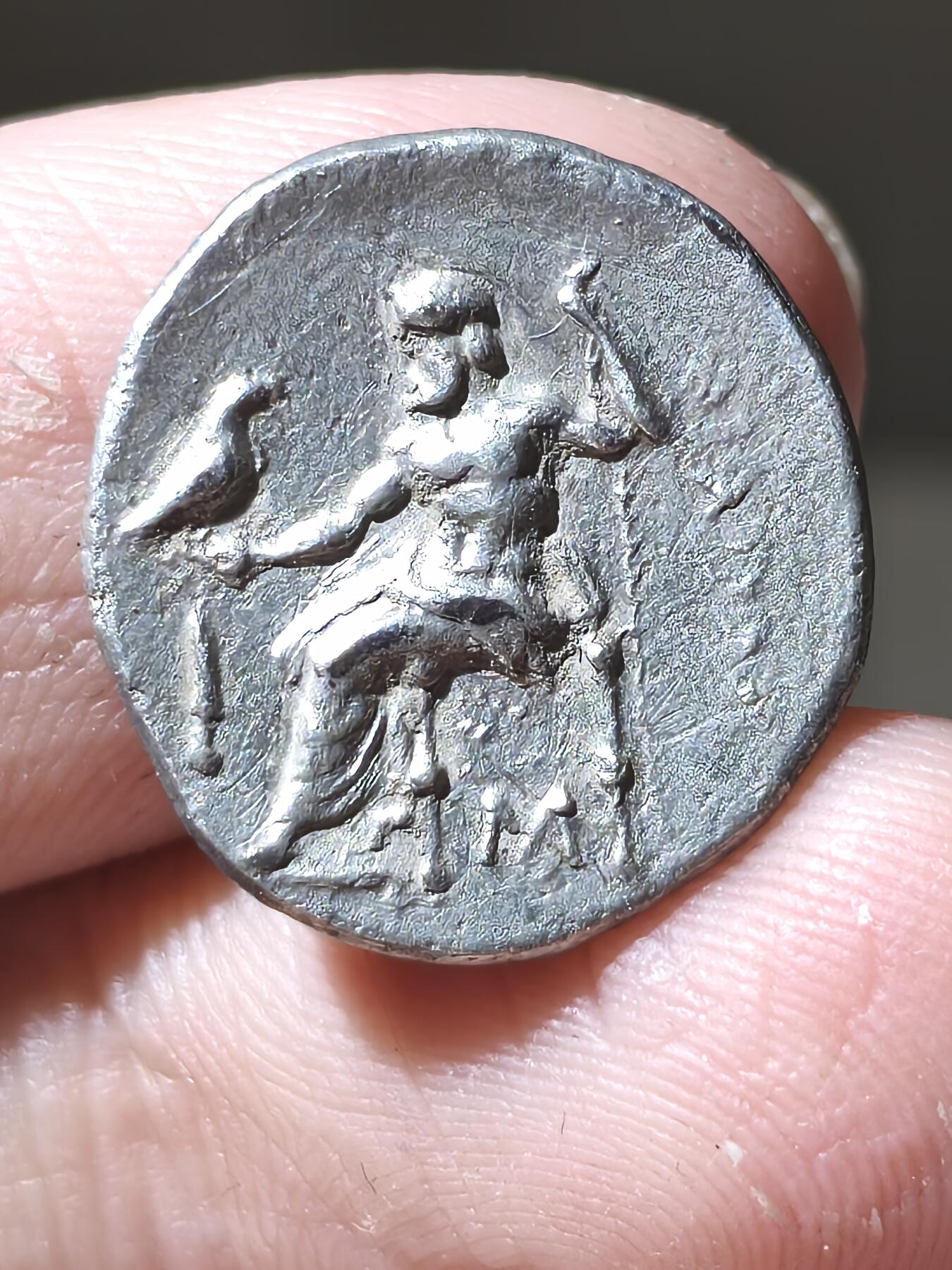 星盘世界钱币二月二十一日初五 世界古典币春节精品大拍 祝各位藏友马年大吉-新年新气象！ 典藏极美品！赫拉克勒斯狮皮1德拉克马银币 腓力三世签名版 前336-323年 小亚细亚地区西部发行 全未流通状态 高细节高浮雕 200+英镑