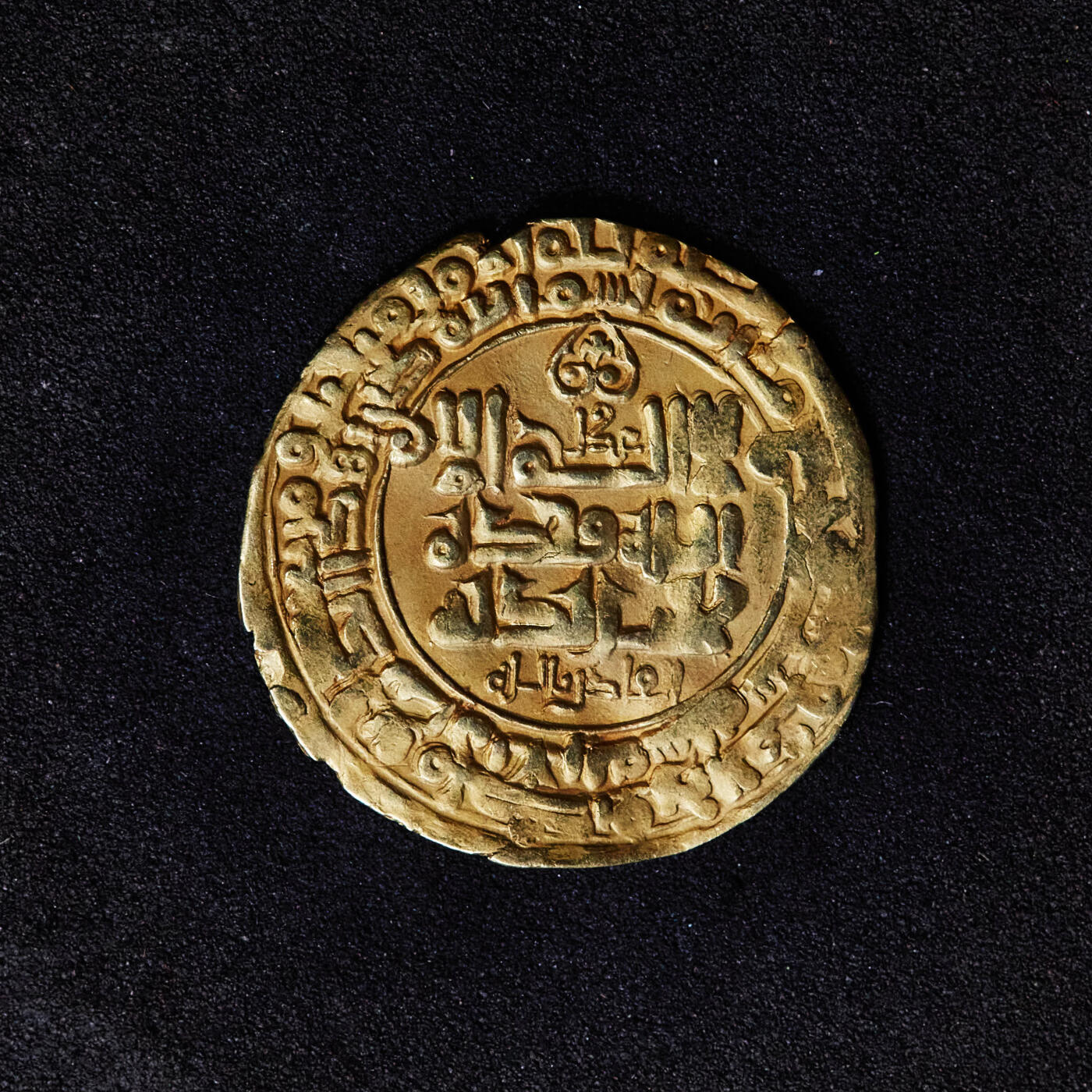 【俄甄集藏】马年新春第一拍 2026年(048)02-25星期三 晚 19:30 全场包邮 伽色尼王朝公元997年-1030年马哈茂德苏丹1第纳尔金币，马哈茂德以武功文治著称，征服北印度、阿富汗、花剌子模和波斯大部分地区，直径：23mm，重量：3.2克，保存完好