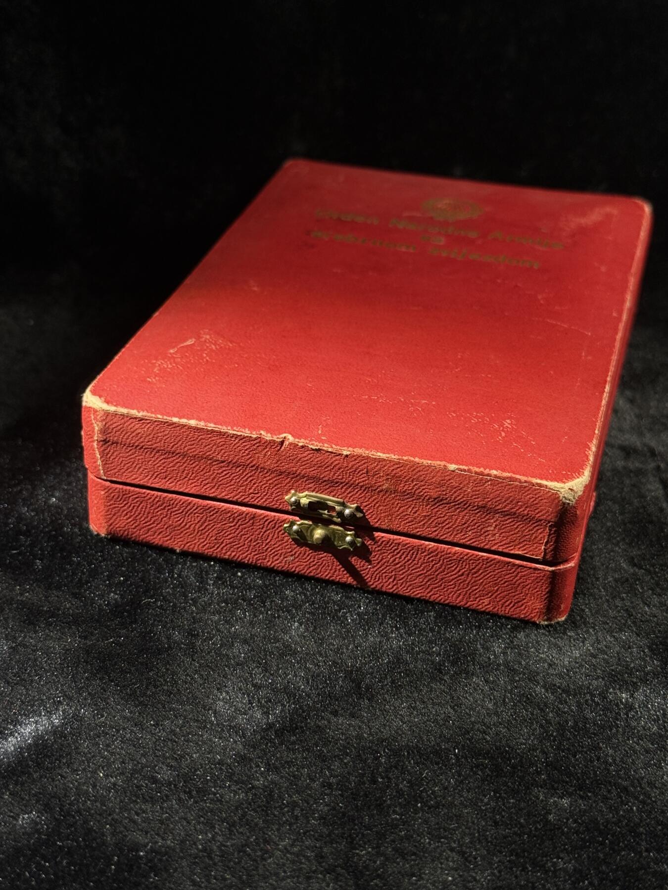 欢庆春节！戎马世界章牌大赏第111期春节大拍 南斯拉夫三级人民军勋章，银制，早期滚边礼盒薄章体版本，盒扣缺失