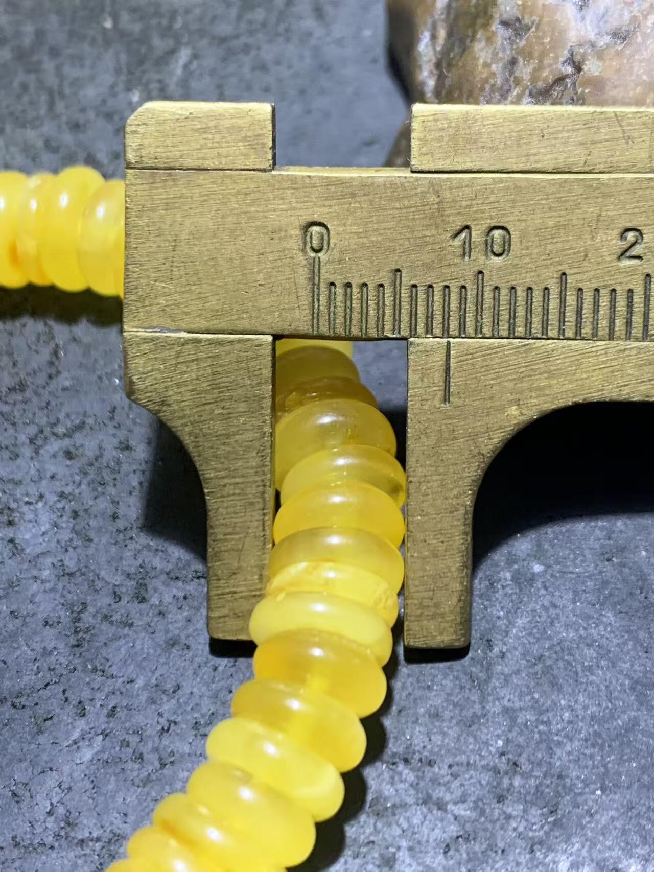 精美天然乌料蜜蜡隔片手串1条！