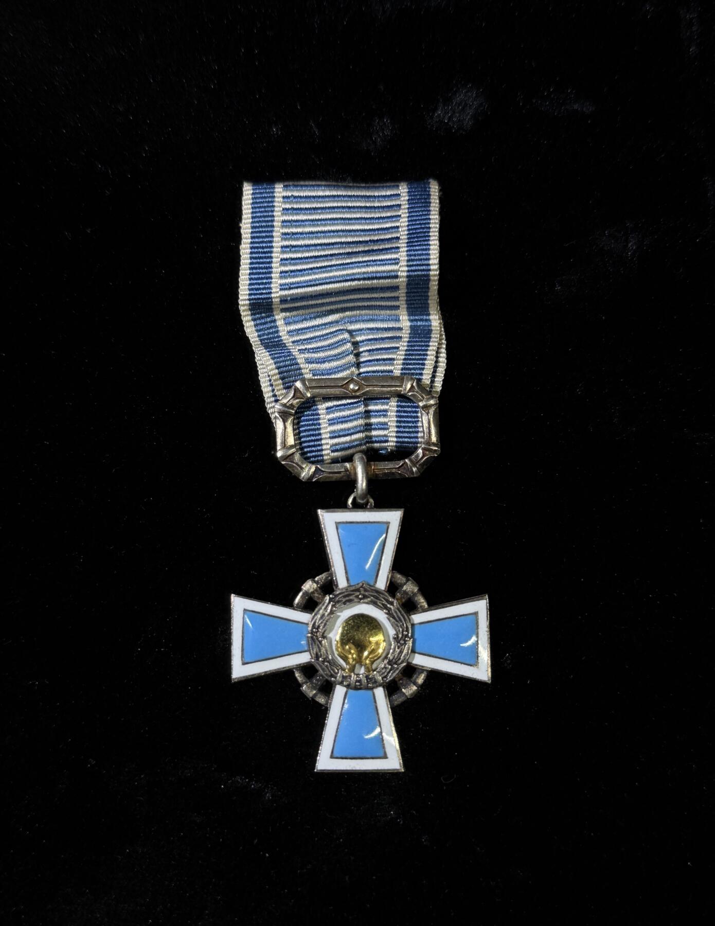 欢庆春节！戎马世界章牌大赏第111期春节大拍 芬兰体育和体教事业功勋十字 早期银制，超高颜值