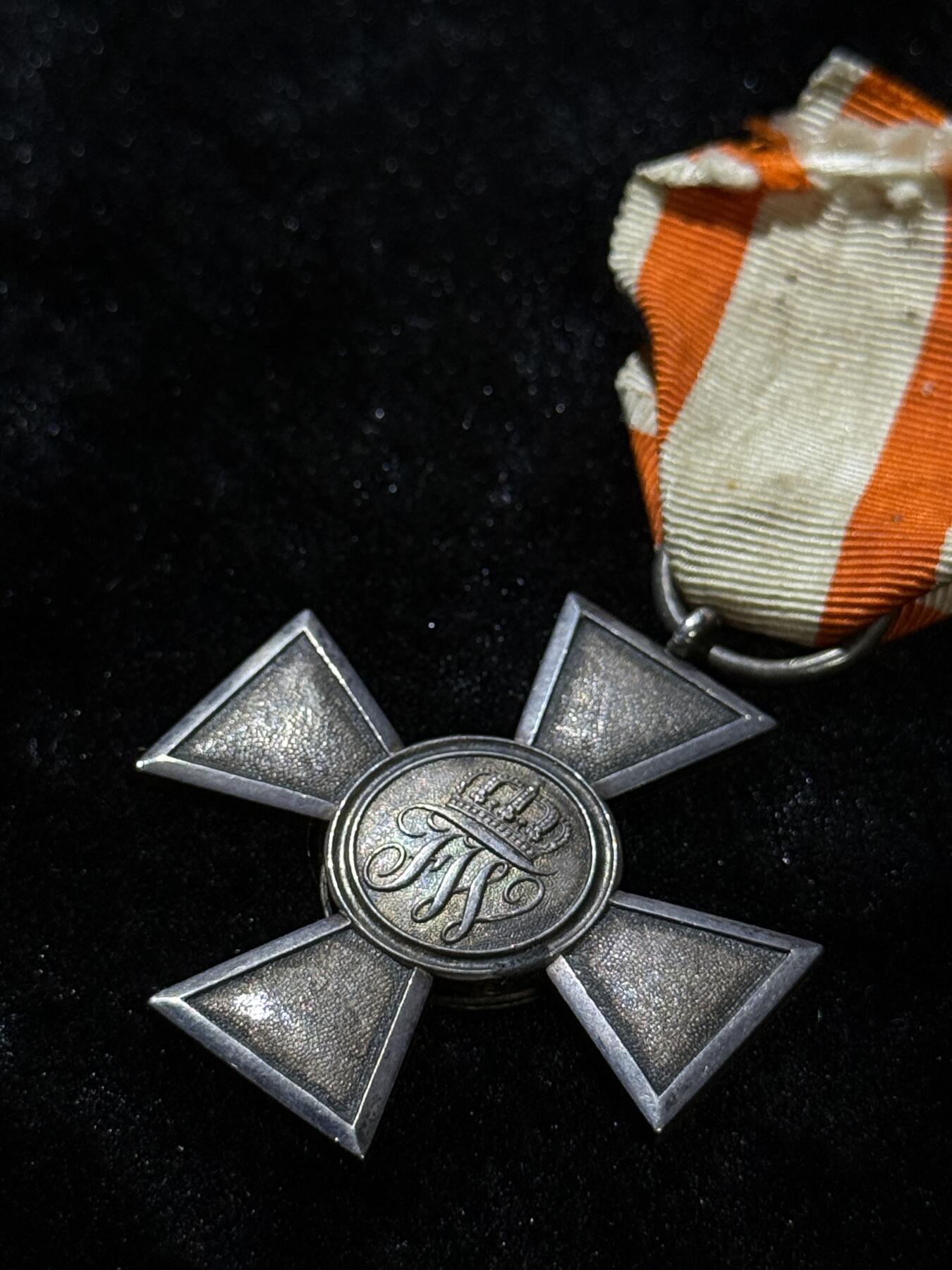 欢庆春节！戎马世界章牌大赏第111期春节大拍 普鲁士红鹰勋章，四级，章芯有点松动脱落的痕迹