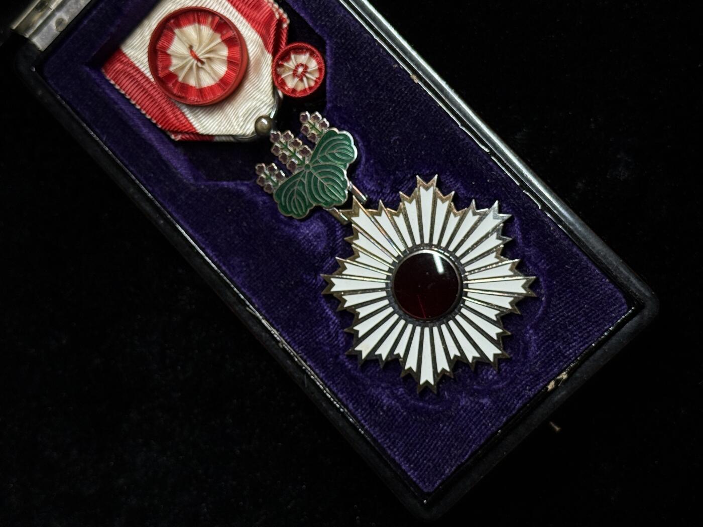 欢庆春节！戎马世界章牌大赏第111期春节大拍 日本勋四等旭日章，银字盒