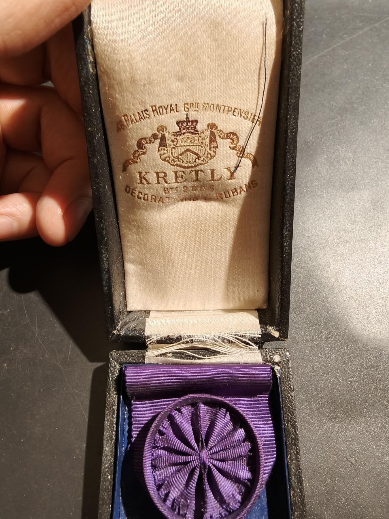 老王徽章第181期 法国军官级棕榈叶勋章    原盒    三共早期珠宝商Kretly制造     野猪头银标     银质镀金珐琅    盒子有点扣不紧