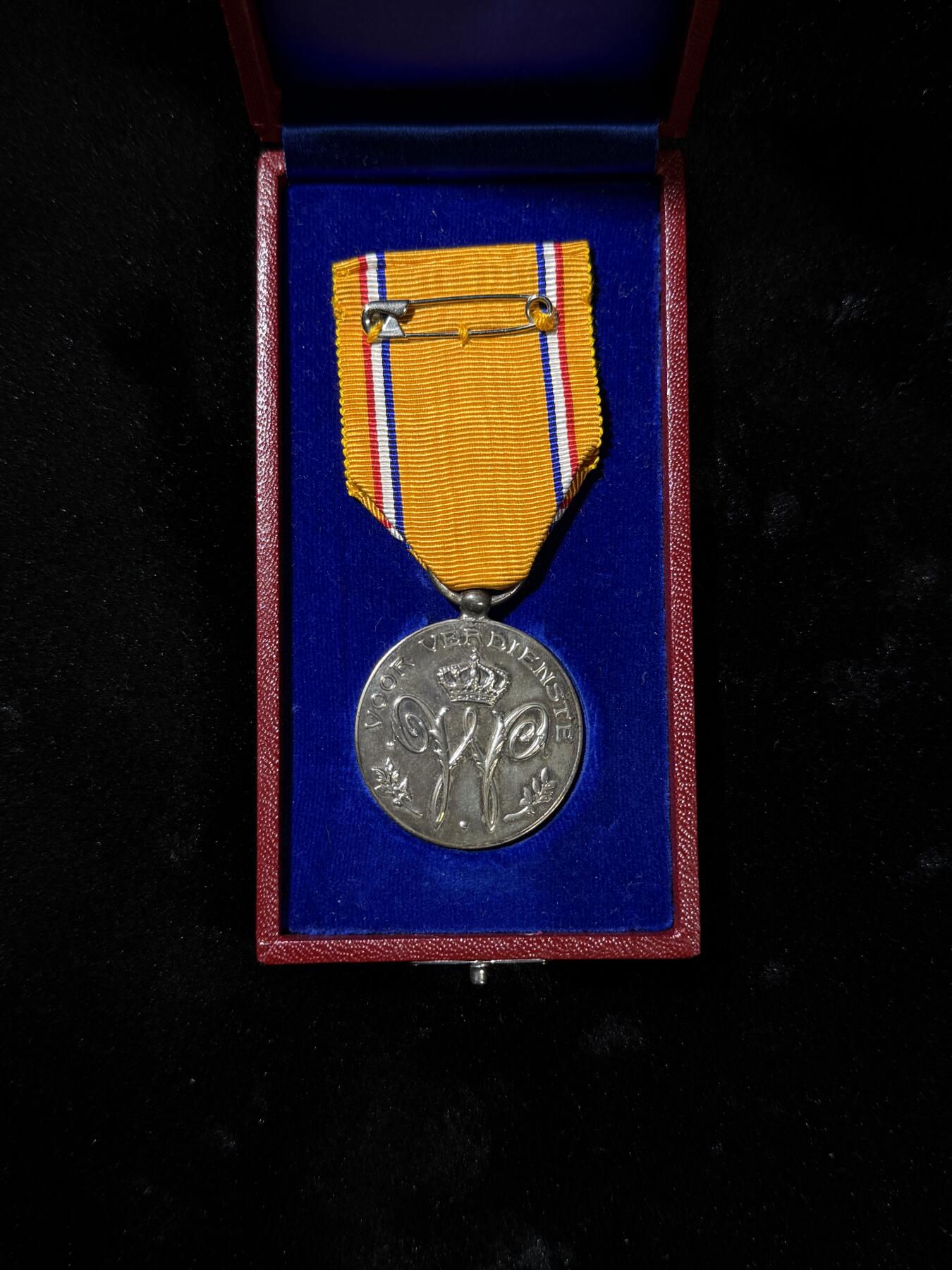 欢庆春节！戎马世界章牌大赏第111期春节大拍 荷兰银级王冠奖章 授予为奥兰治王室有特殊贡献的外国人 银制18克左右 原盒 