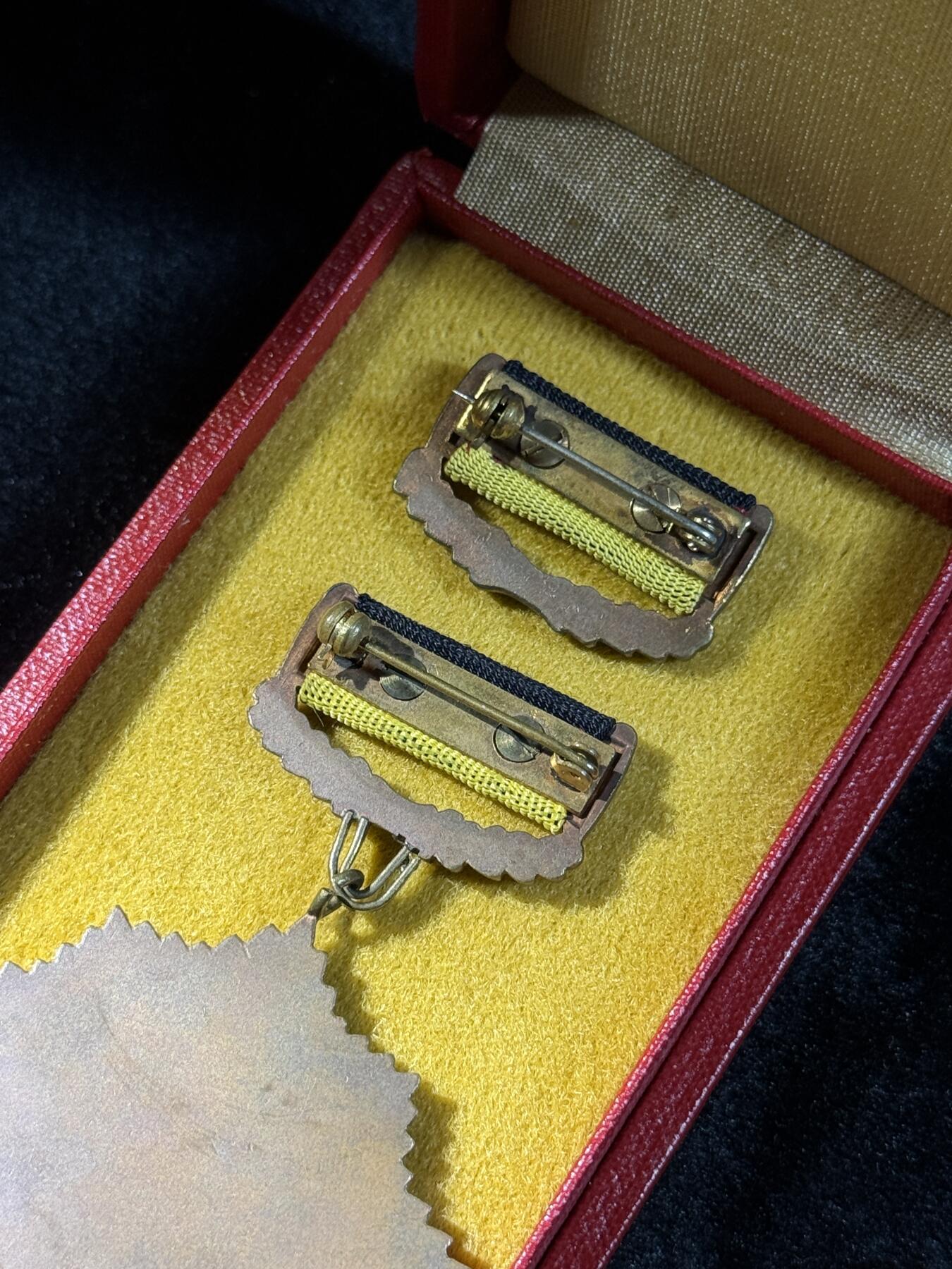 欢庆春节！戎马世界章牌大赏第111期春节大拍 东德铜级祖国功勋勋章，盒略齐全，早期手提挂版