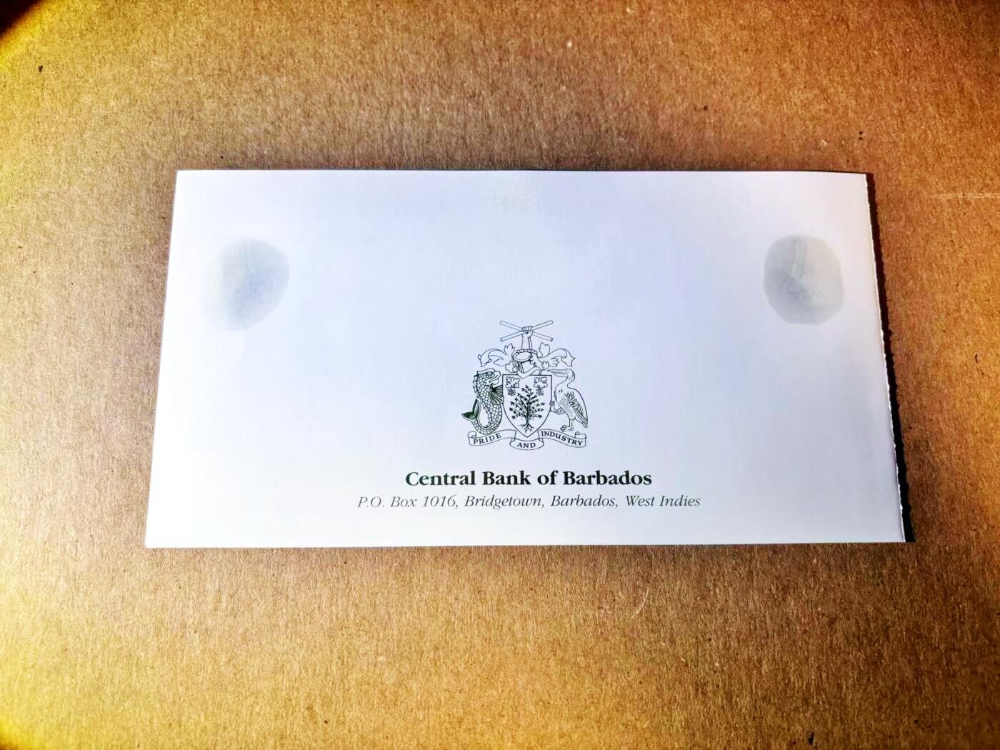 【Blue Auction】世界纸币精拍第785期——18级TOP拍卖/信誉/品质/专业/高效💫 【带册 968倒置小号】巴巴多斯  2002 年 5 元 央行成立30周年纪念钞 全新UNC