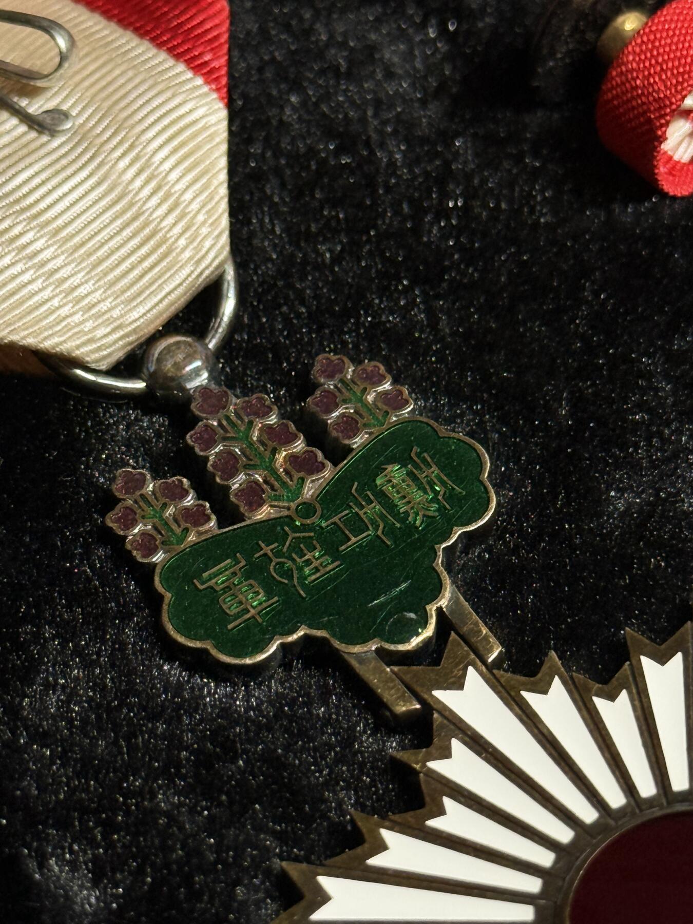 欢庆春节！戎马世界章牌大赏第111期春节大拍 日本勋四等旭日章，银字盒