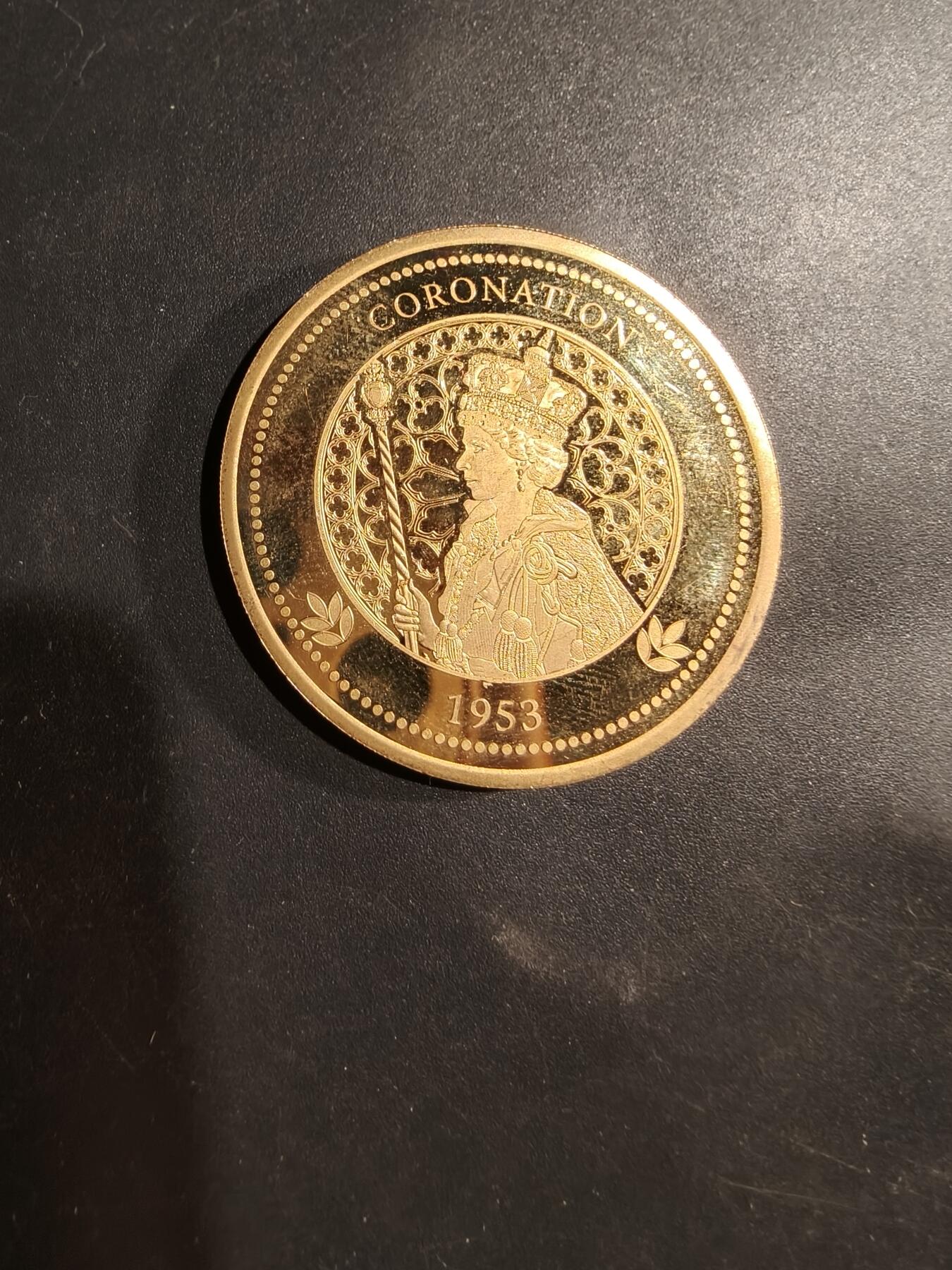 老王徽章第181期 英国伊丽莎白二世女王加冕纪念章     直径40mm    重量27.5g