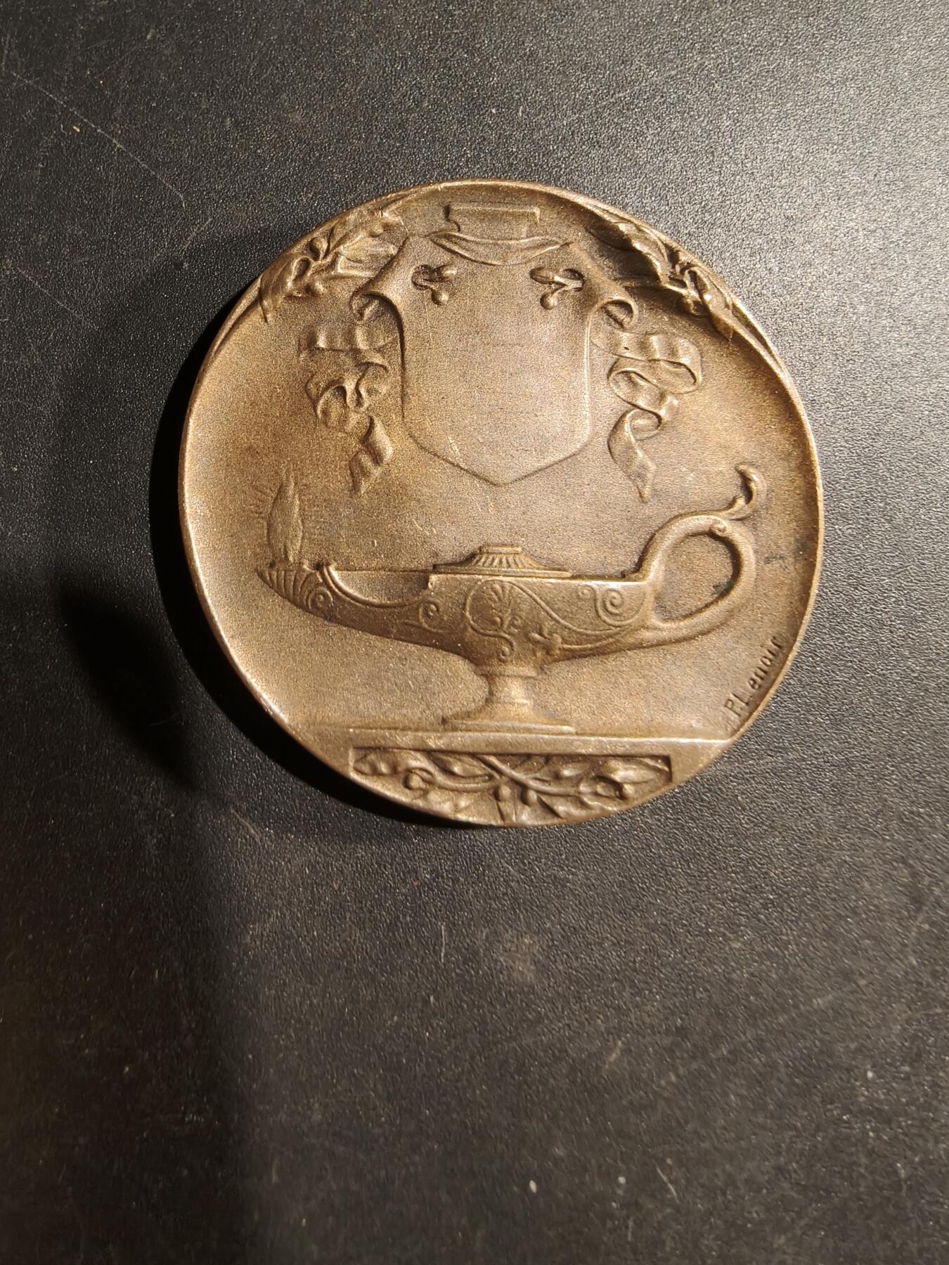 老王徽章第181期 法国学习的少女大铜章     皮埃尔·勒努瓦作品     直径40mm    重量30.3g