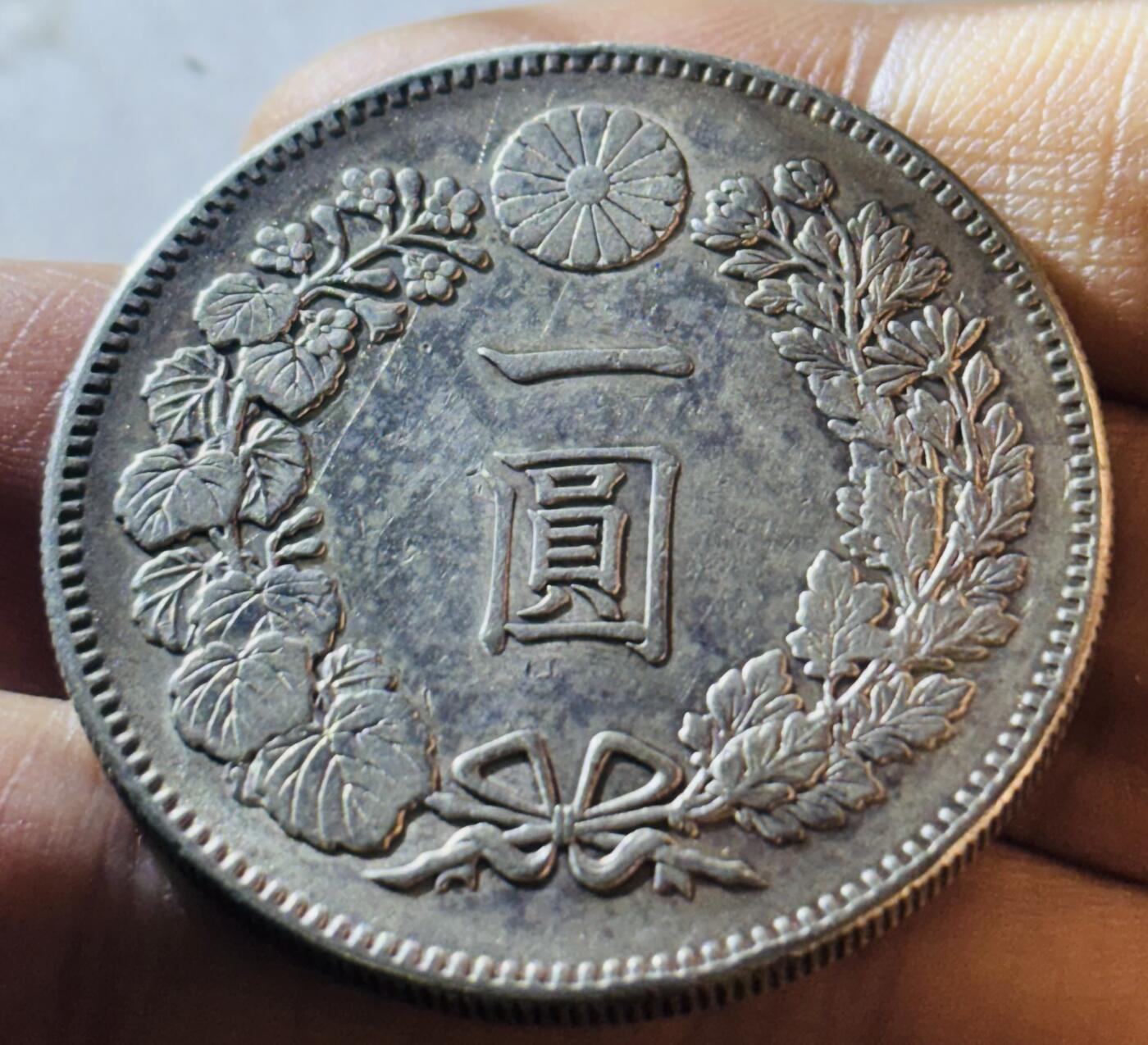 【金马踏春，泉马奔腾】2026 年新年贺岁场，（定于年初五接财神截拍）祝各位老板马到成功，马上有钱，愿岁岁平安喜乐顺遂 带光美品日本明治二十二年龙洋一元银元，29.9 克 900 银，龙鳞清晰，细节清楚