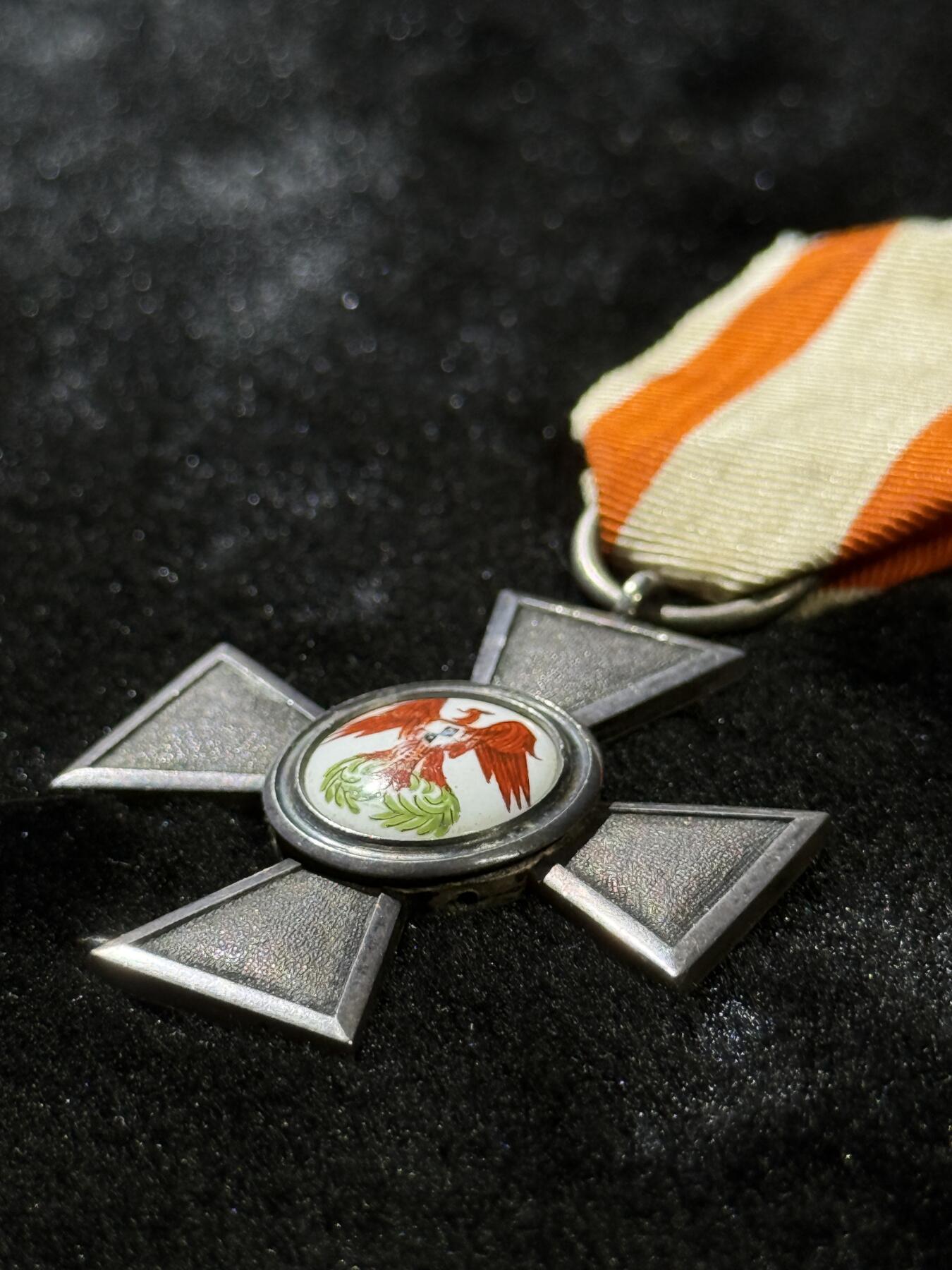 欢庆春节！戎马世界章牌大赏第111期春节大拍 普鲁士红鹰勋章，四级，章芯有点松动脱落的痕迹