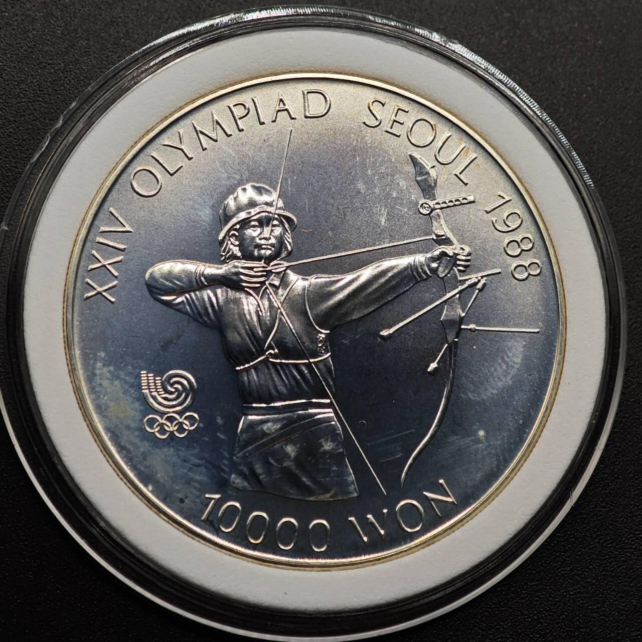 【淘币小摊】实时拍第八百七十拍   银币套币场    年前最后一场周一预留全部发出 本场无中意拍品可私信周日发货请更换最新收货地址不方便收货的请勿参拍或者顺丰到付 韩国1988年10000韩元普制银币 汉城奥运会-射箭 33.62克925银 错版年份少见