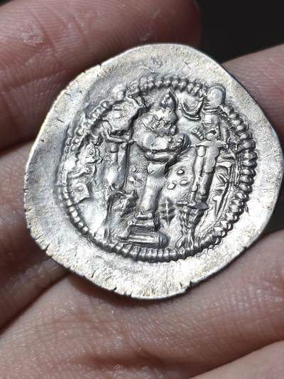 稀少精品！波斯萨珊帝国-扎马斯普（下飘带版）   在位仅两年，版式单一，且存世量稀少，版式以大版本分为上飘带、下飘带版，此枚为下飘带版，虽有历史流通痕迹，但胜在打制清晰