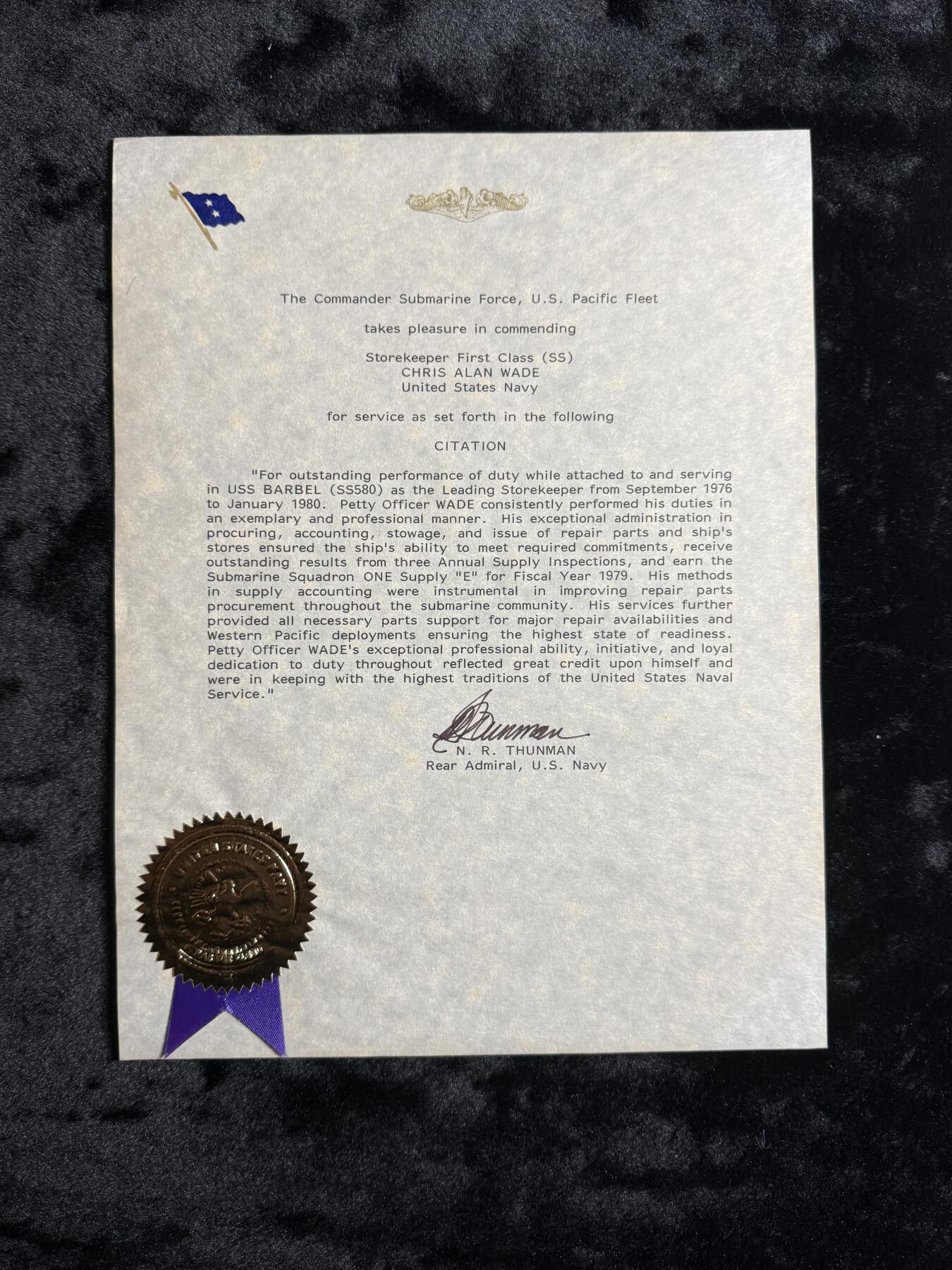 欢庆春节！戎马世界章牌大赏第111期春节大拍 美国太平洋舰队潜艇水兵证书套，得主在USS Barbel (SS-580) 号潜艇担任首席仓库管理员