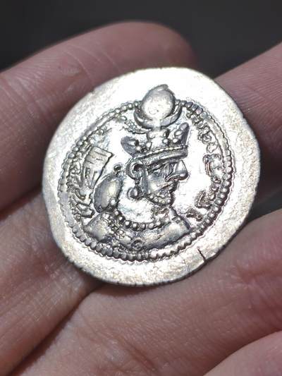 精品！萨珊帝国耶兹格德二世一德拉科马银币，光度非常不错，打制很漂亮，就是稀少的非常漂亮的一般都有各种弱打和缺陷，这个品种这种品相极其难得
