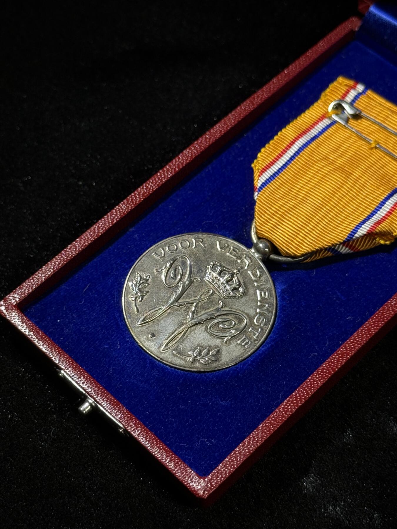 欢庆春节！戎马世界章牌大赏第111期春节大拍 荷兰银级王冠奖章 授予为奥兰治王室有特殊贡献的外国人 银制18克左右 原盒 