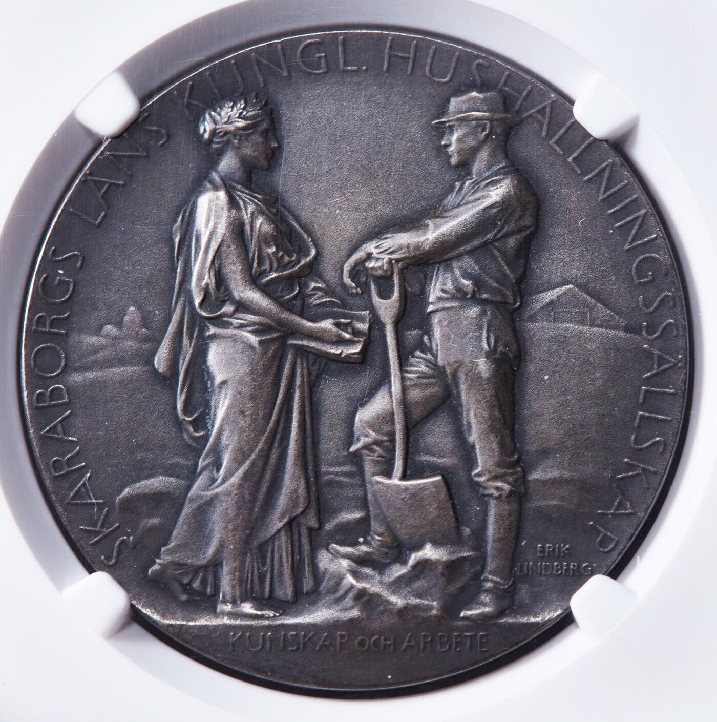 【俄甄集藏】马年新春第一拍 2026年(048)02-25星期三 晚 19:30 全场包邮 瑞典20世纪初斯科讷堡皇家农业协会大银章，NGC MS62，酱彩老包浆，名家林德伯格作品，直径40mm