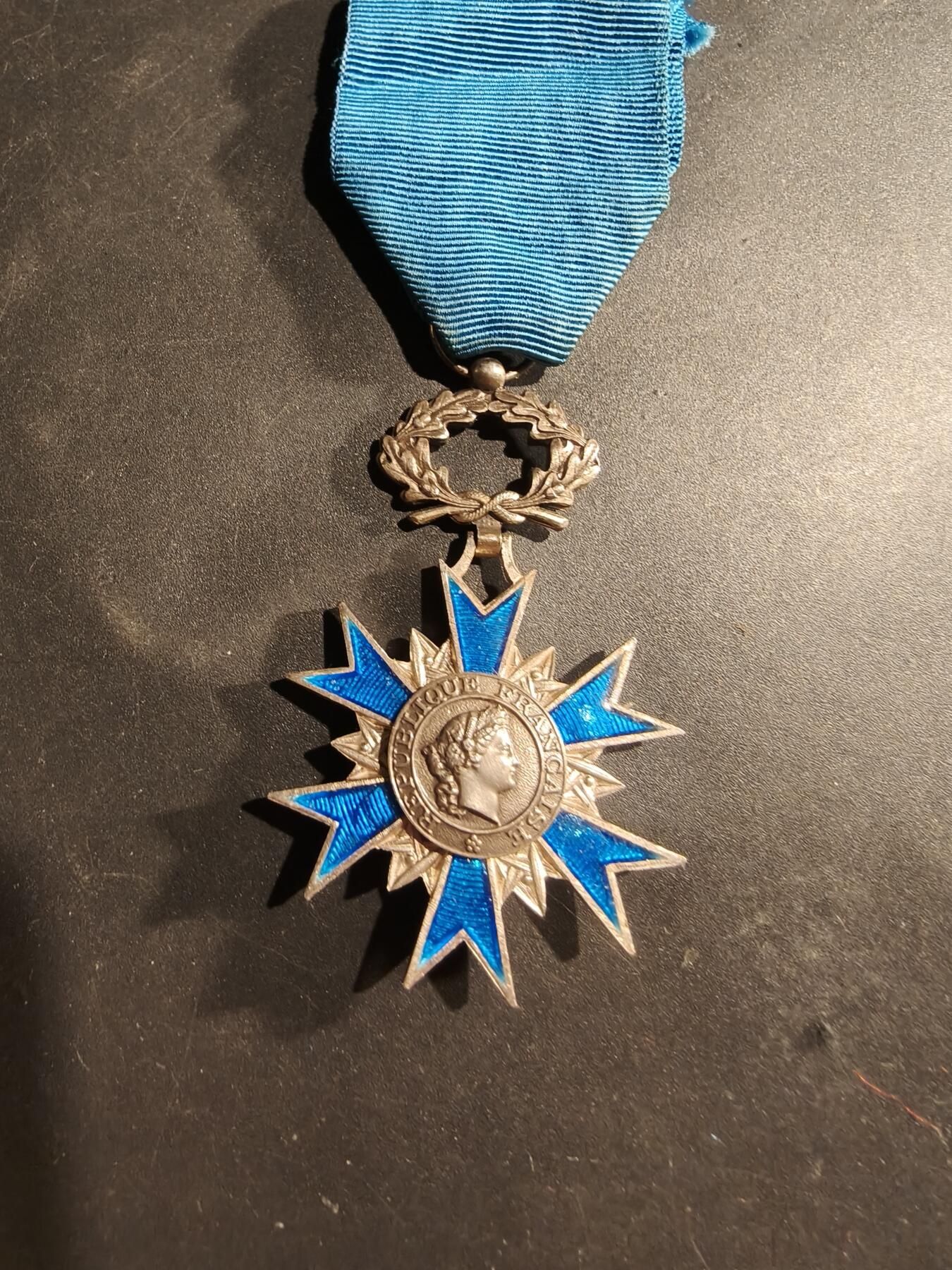 老王徽章第181期 法国骑士级国家功勋勋章    原盒    早期950银质珐琅     24g