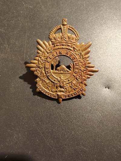 老王徽章第181期 - 英联邦加拿大埃尔金团帽徽     二战时期     该团在战时做为第25装甲团参战